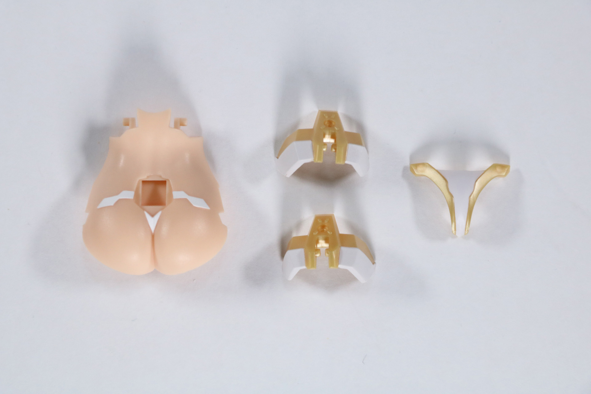 台座、塗装済みパーツ