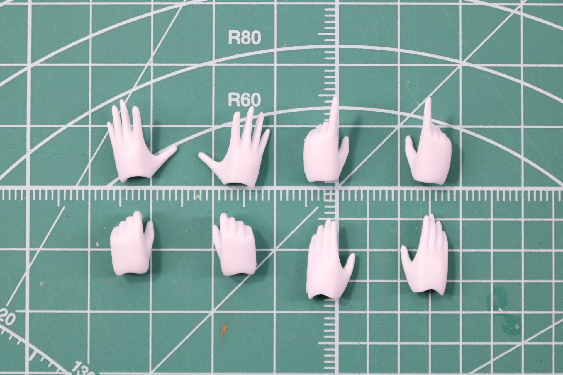 ハンドパーツは握り手の他、平手、平手(2)、武器持ち手(1)、武器持ち手(2)が左右それぞれ収録されている