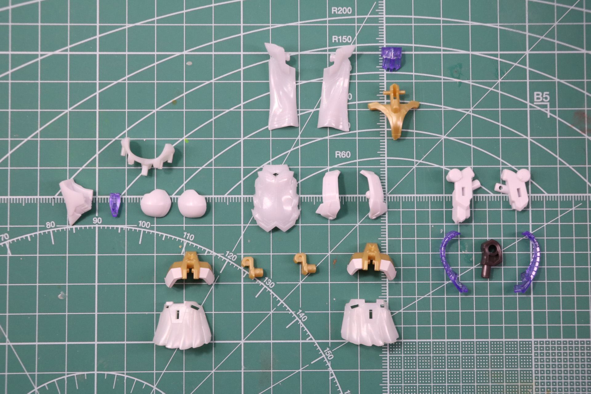 胸部、腹部、前掛けパーツを装着