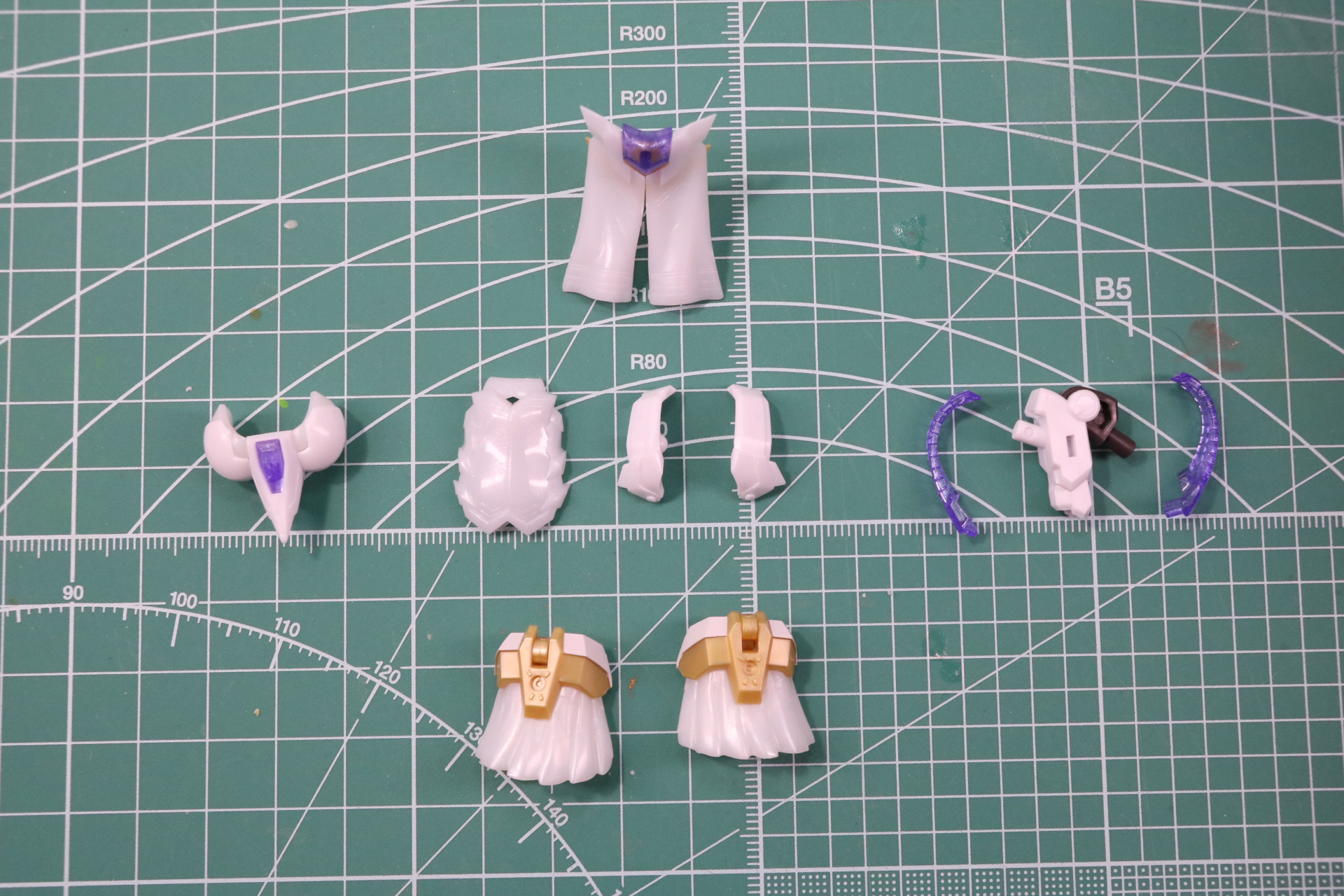 胸部、腹部、前掛けパーツを装着