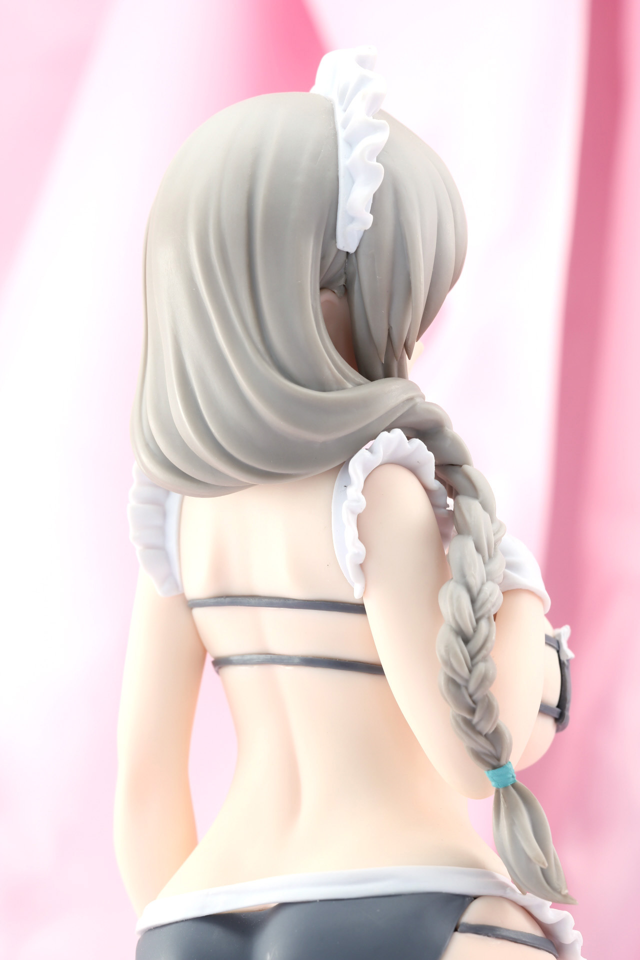 背中のラインも艶やかに表現