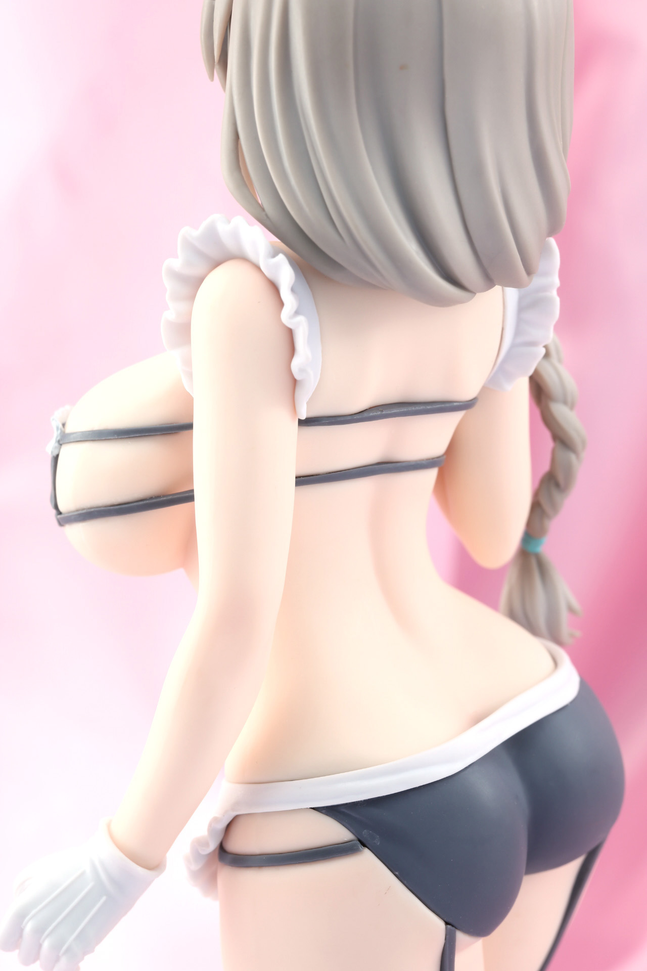 足元にはガーターストッキングでよりセクシーな印象