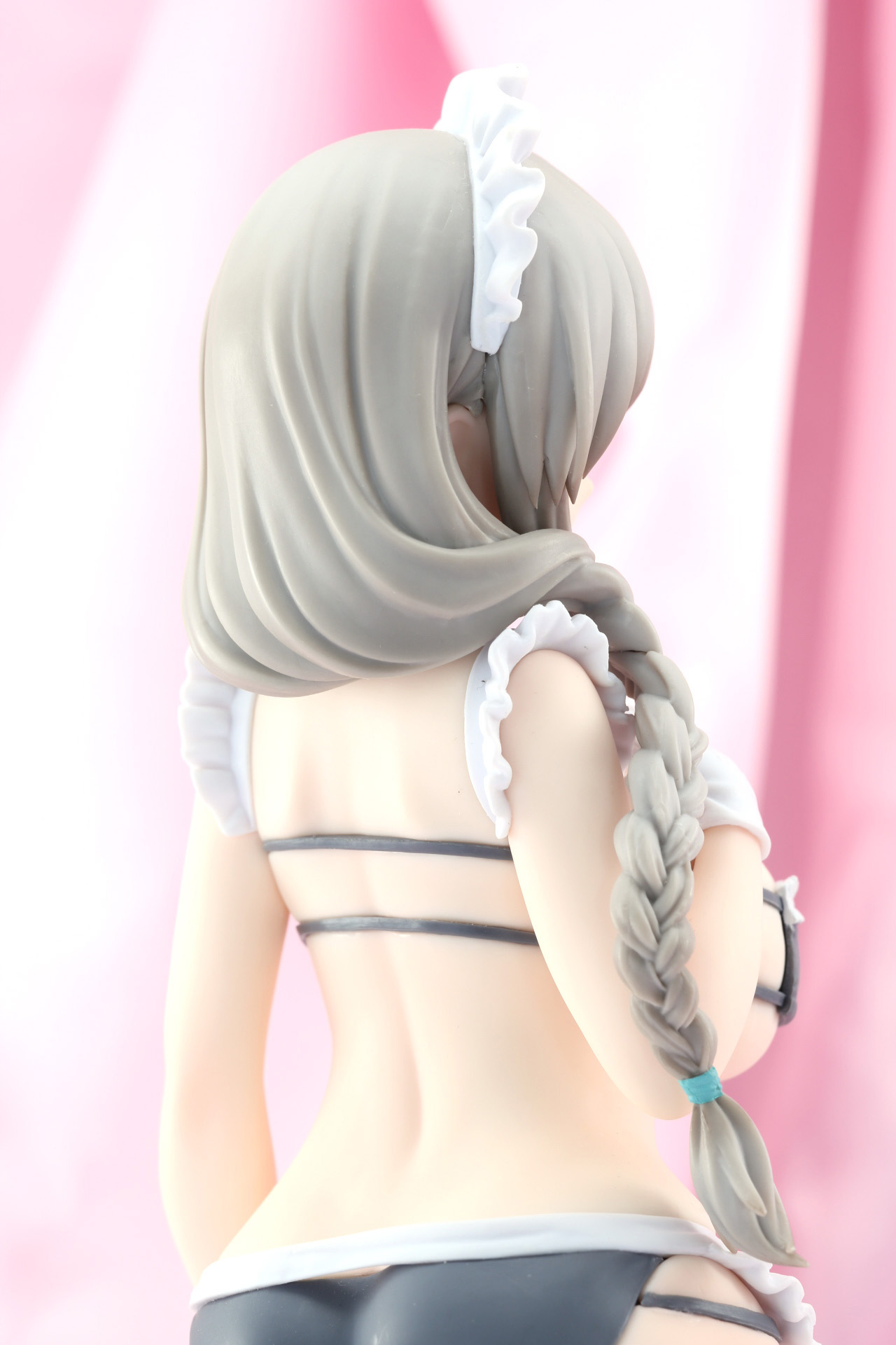 足元にはガーターストッキングでよりセクシーな印象