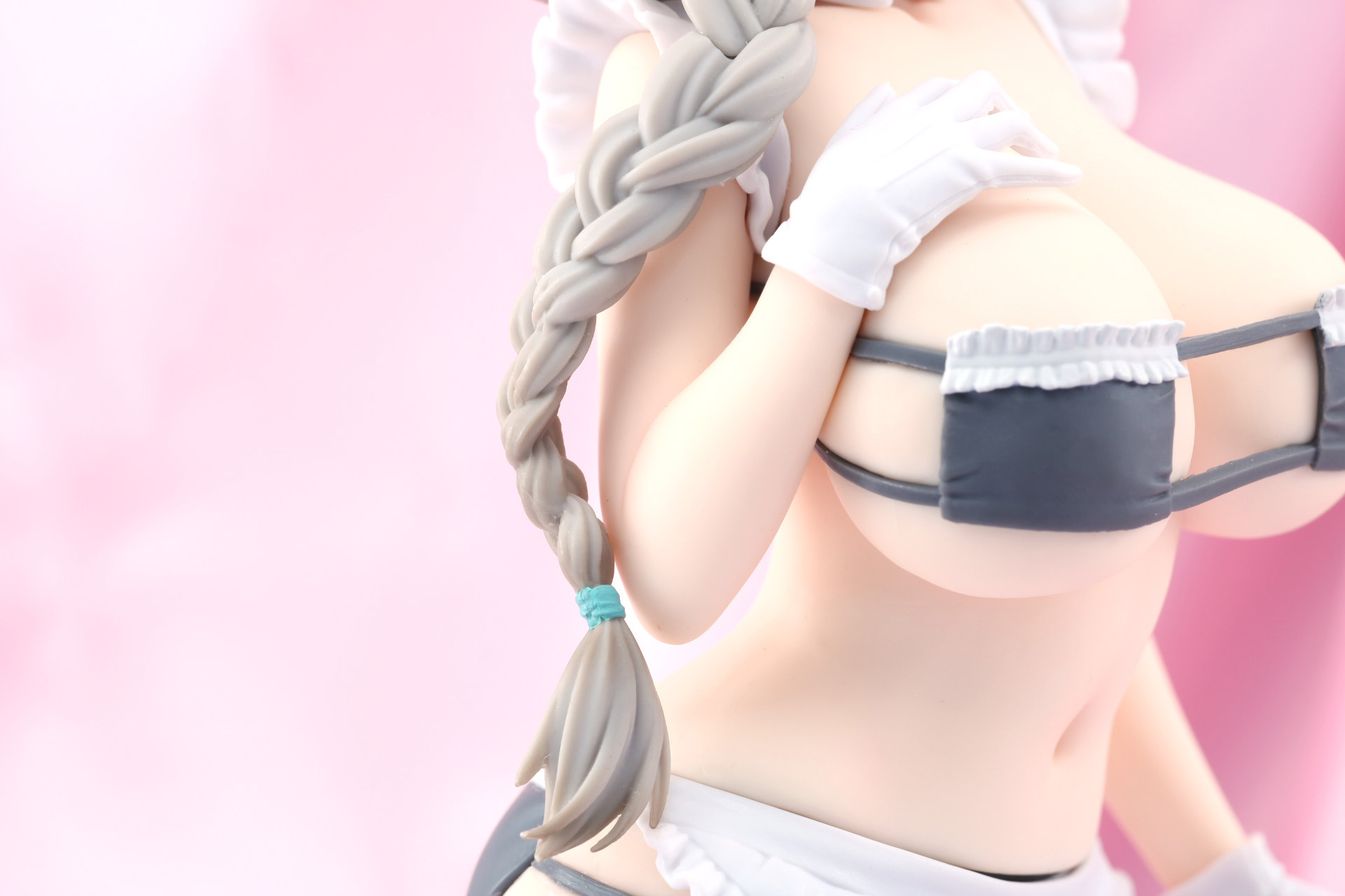 三つ編みの編み込みも細かく造形