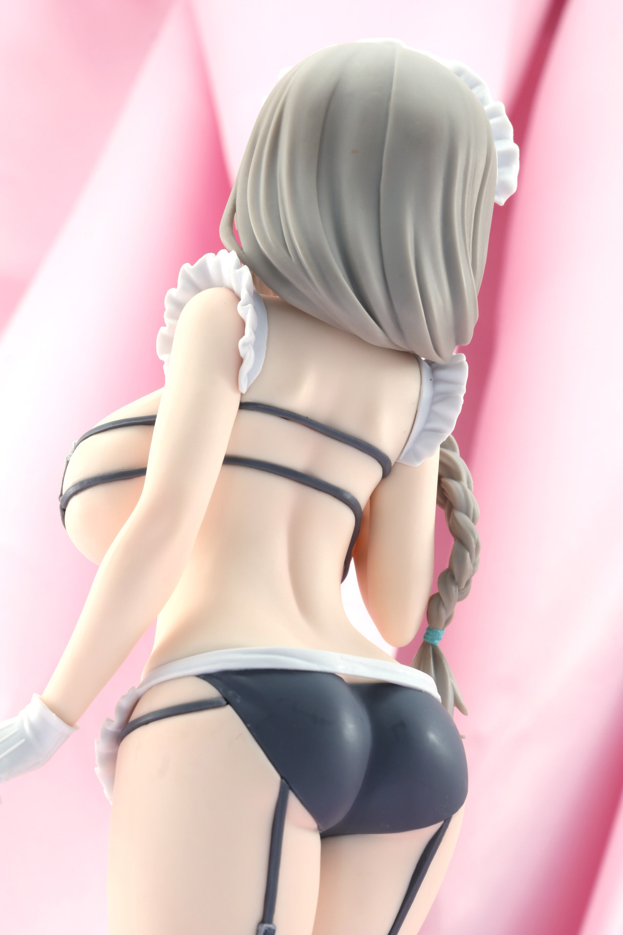 細かなフリルや紐の浮き上がりも造形されている