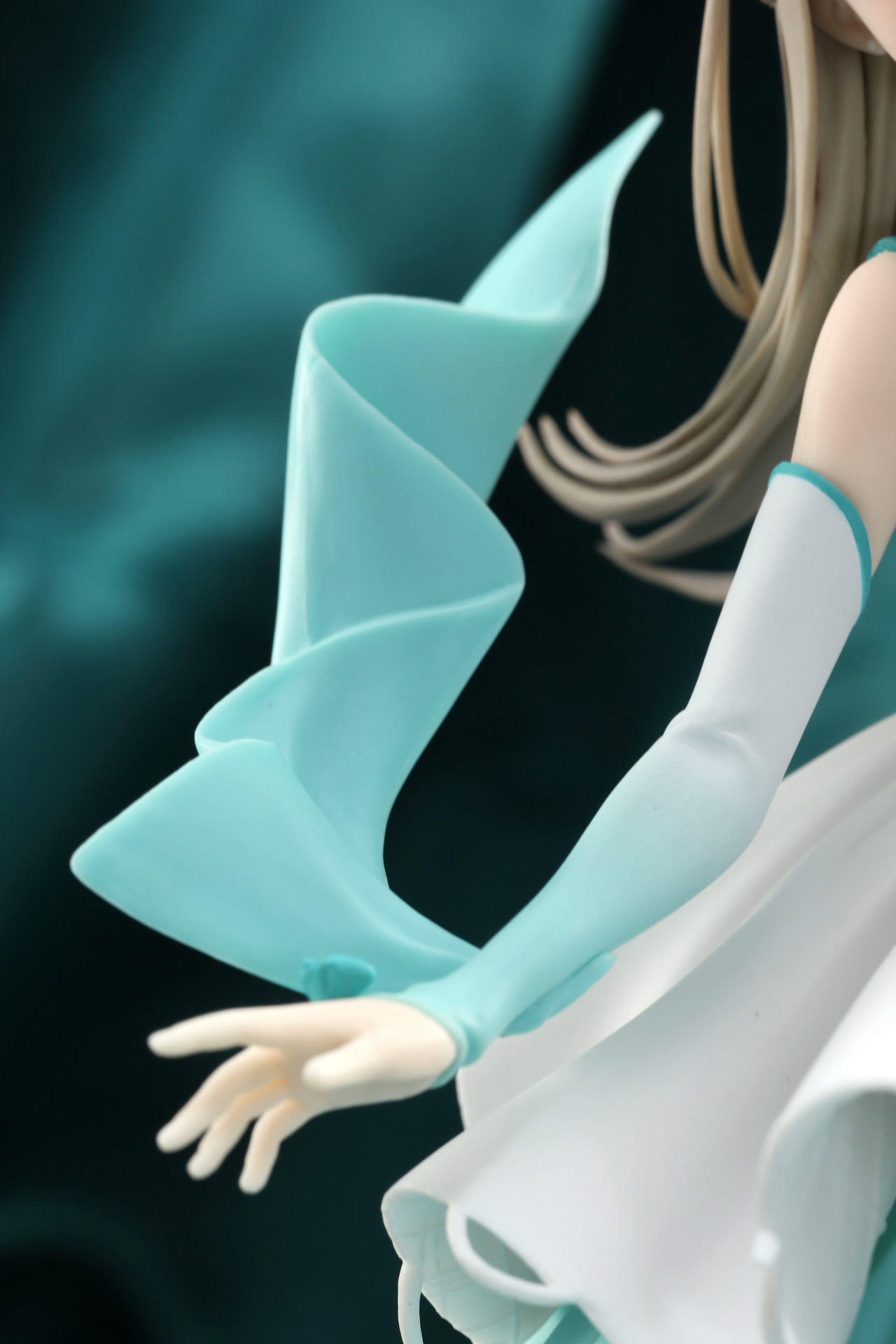 腕のグラデーションや装飾の波打つ造形