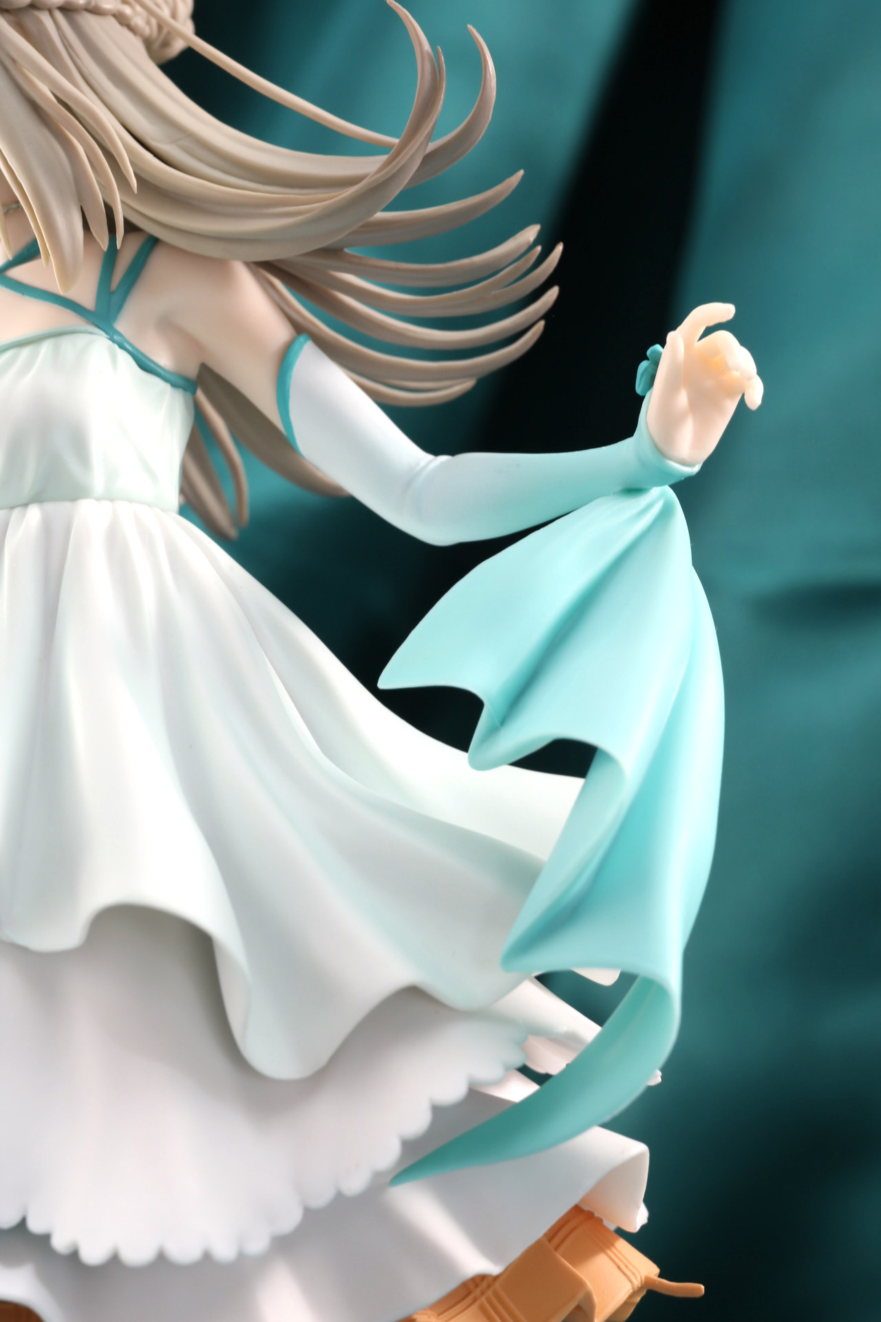 衣裳全体もボリュームある造形で各層で素材の違いが感じられる造形となっている