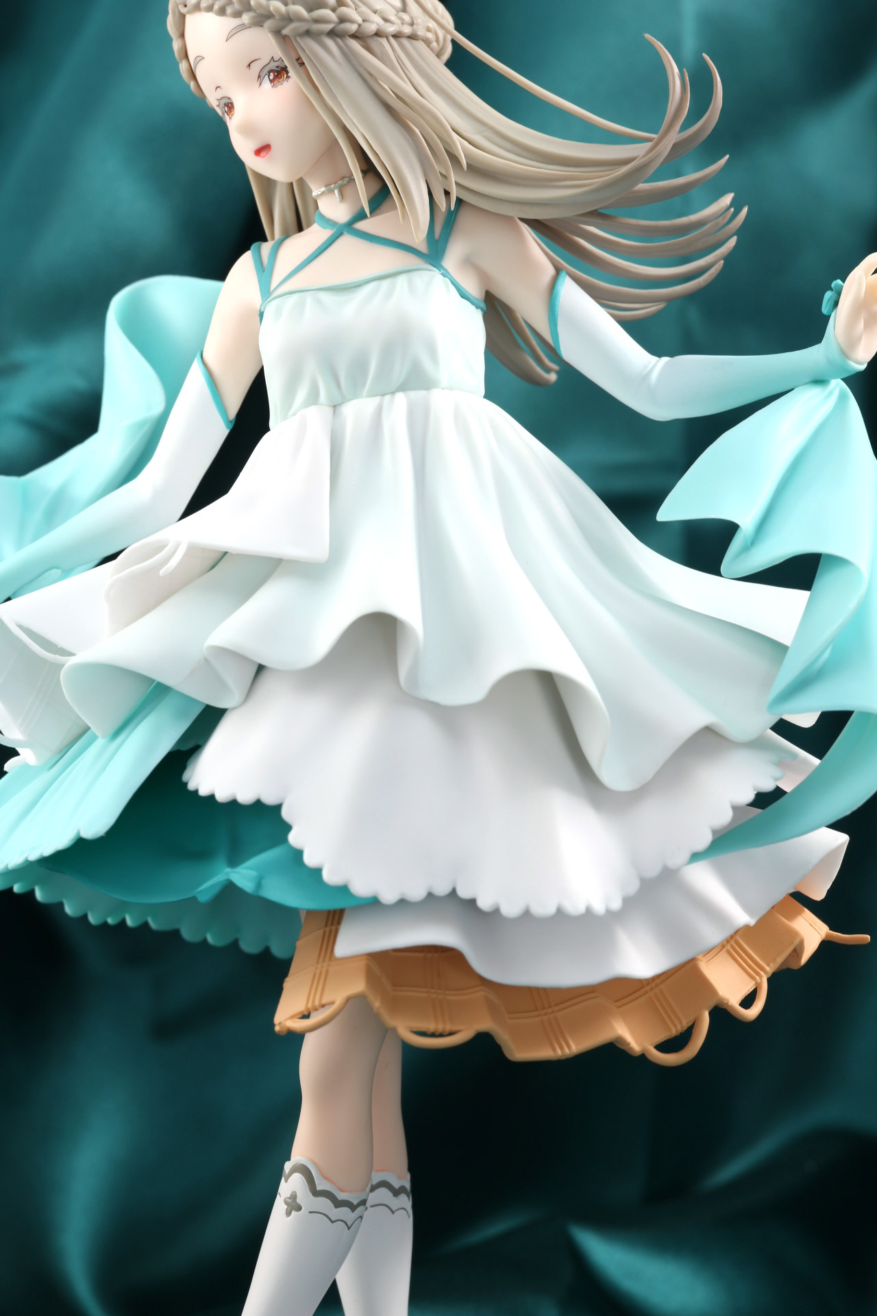 衣裳全体もボリュームある造形で各層で素材の違いが感じられる造形となっている