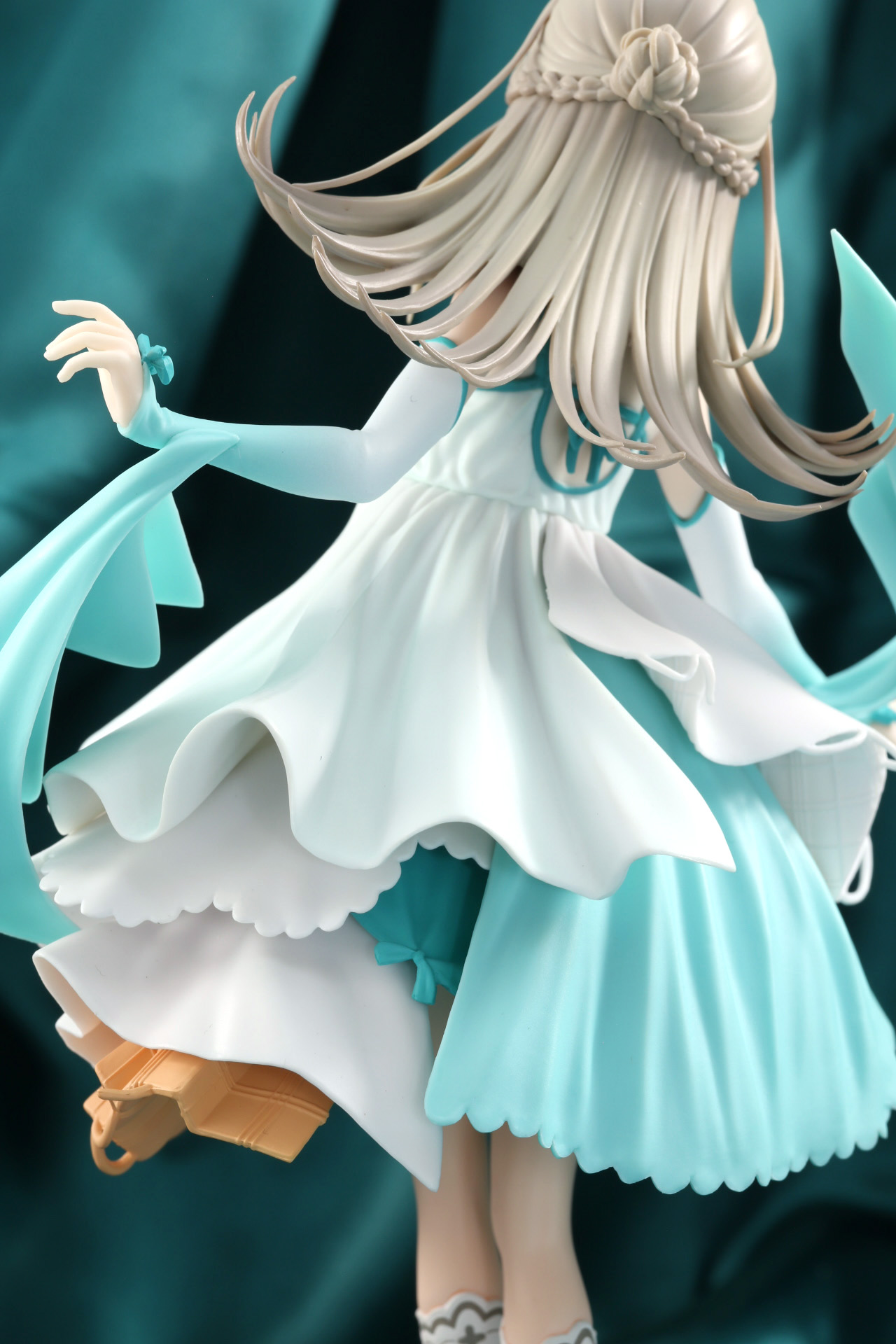 細い足もフィギュアで再現されている