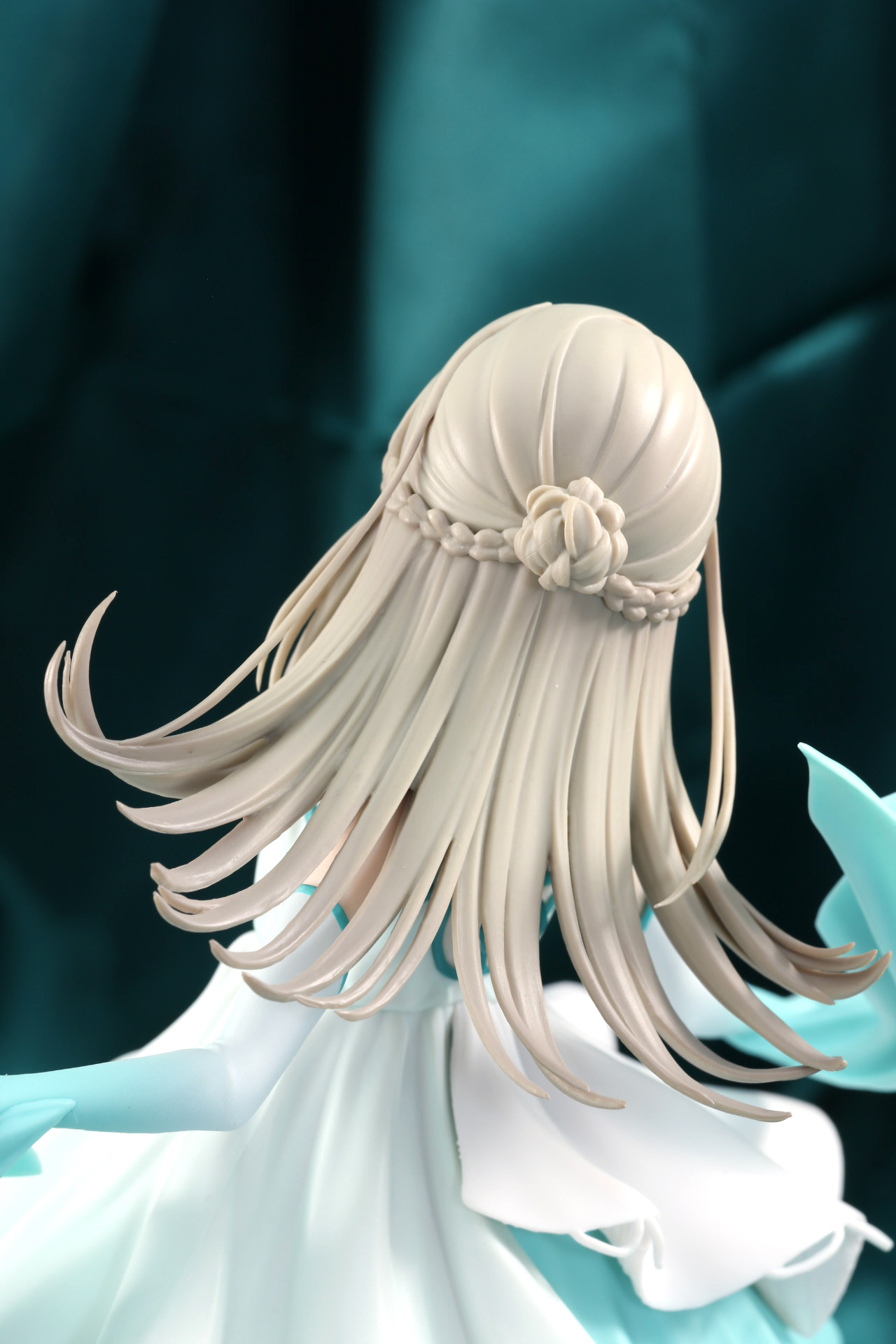 髪も外に広がる毛先まで細かく表現されている