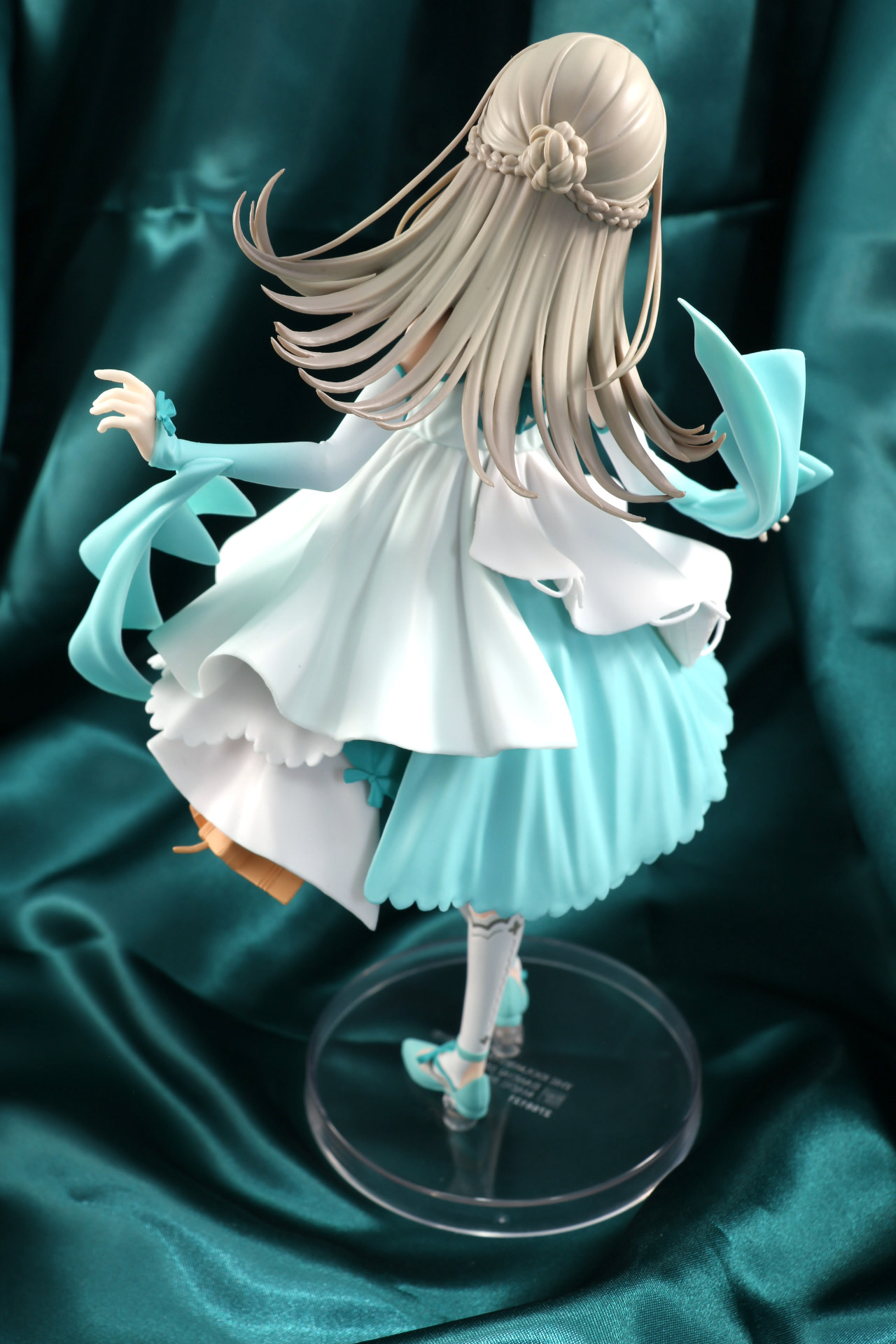 少しあおり視点のバストアップ写真。ステージからファンを見ているような視線が楽しめる