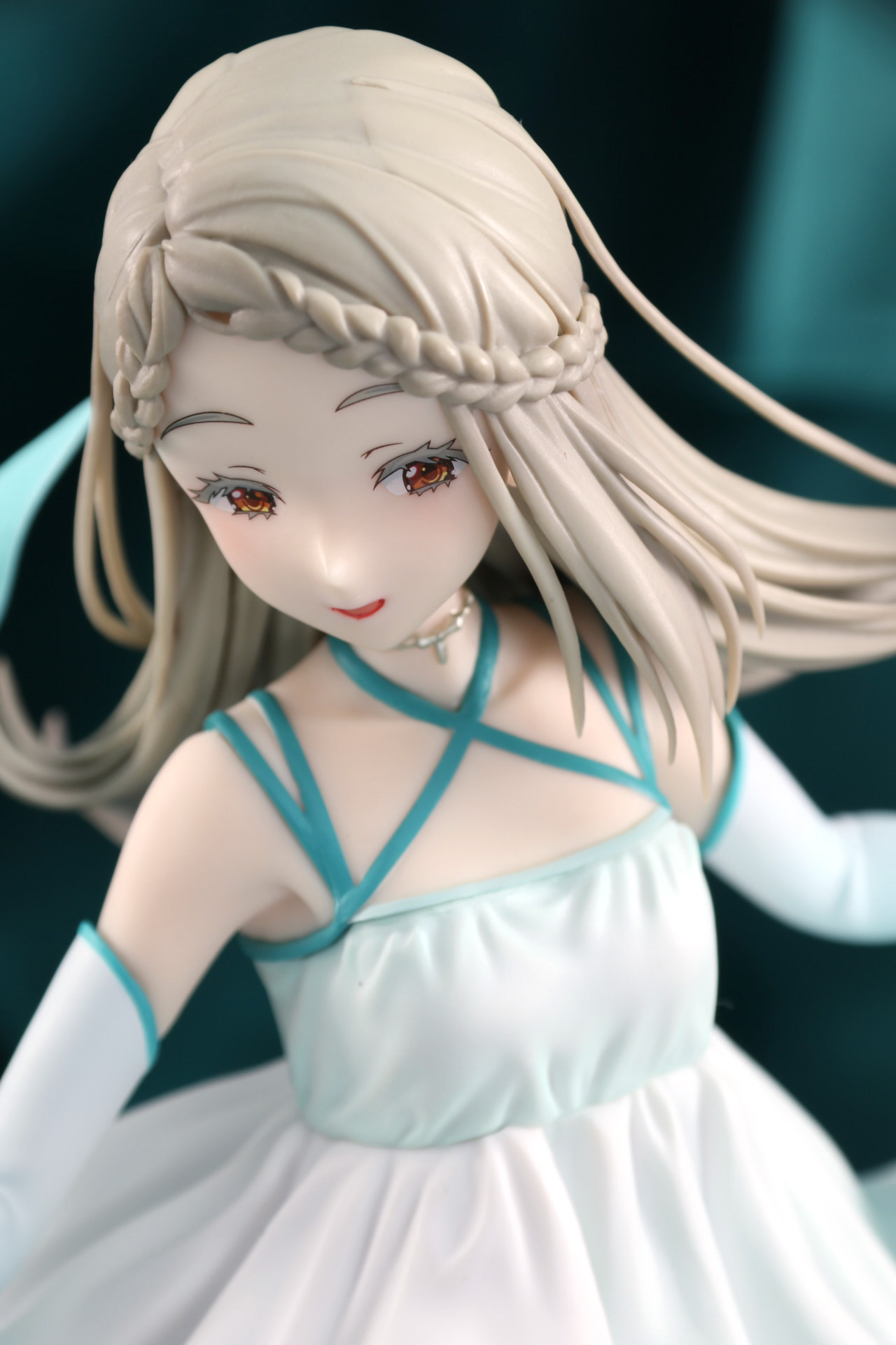 少しあおり視点のバストアップ写真。ステージからファンを見ているような視線が楽しめる