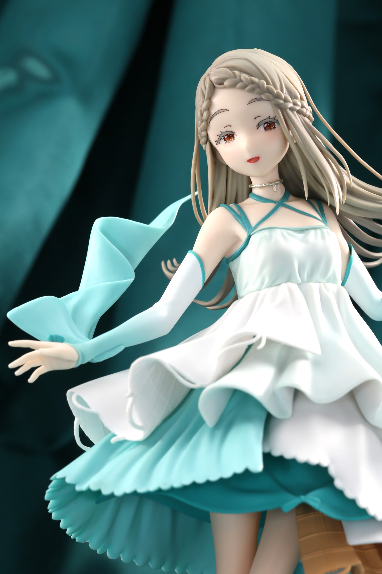 髪の広がりや指先まで動きを感じられる造形