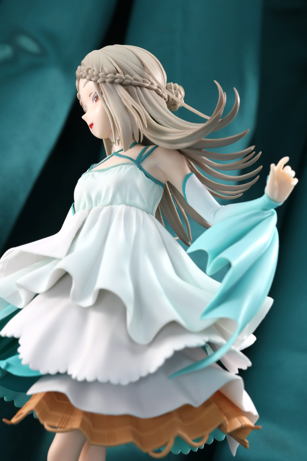 髪の広がりや指先まで動きを感じられる造形