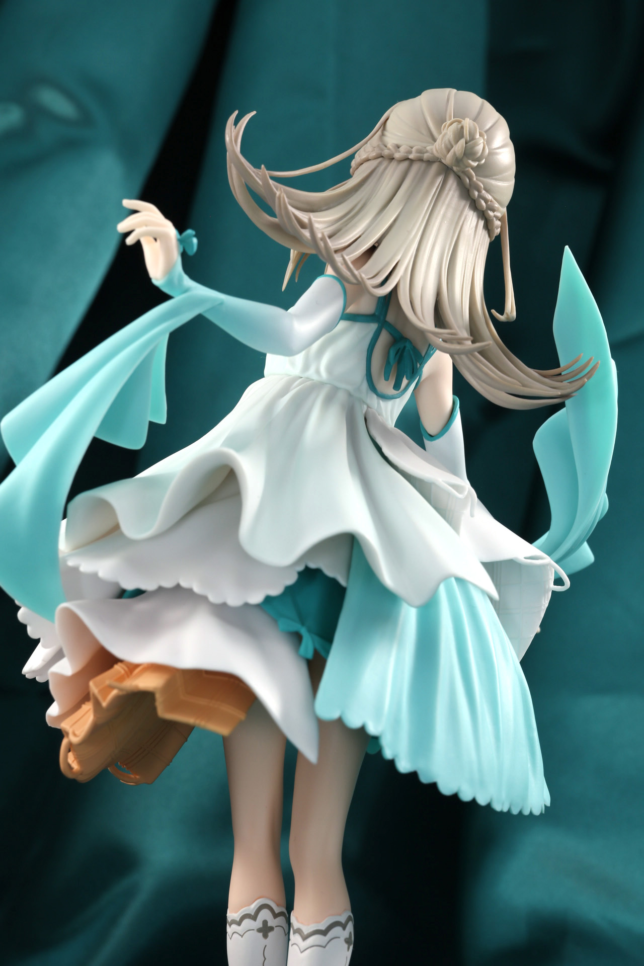 スカートの層の積み重ねや見えにくい部分もしっかり造形されている