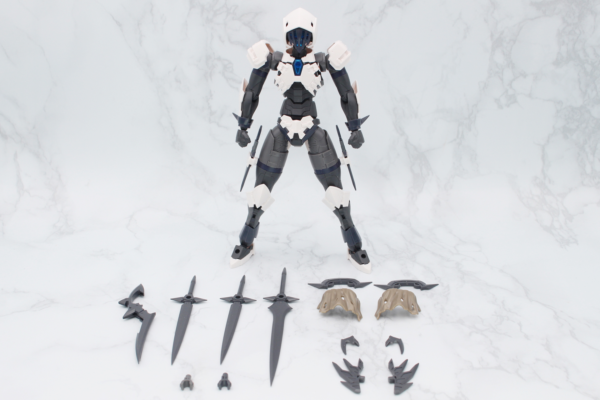 「30MF ローザンアサシン」（奥）と「30MF クラスアップアーマー（ローザンアサシンスラッシュ）」（手前）。なお本稿の一部写真では、別売りの「アクションベース6」と「アクションベース7」を使用している