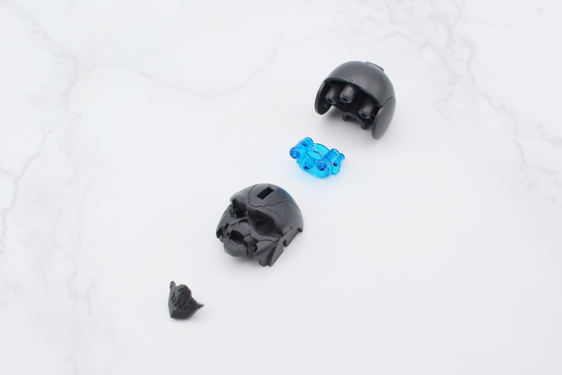 シルエットは頭部から組み立て。デザインはローザン帝国のそれに則っていて、眼の色はクリアブルーとなる