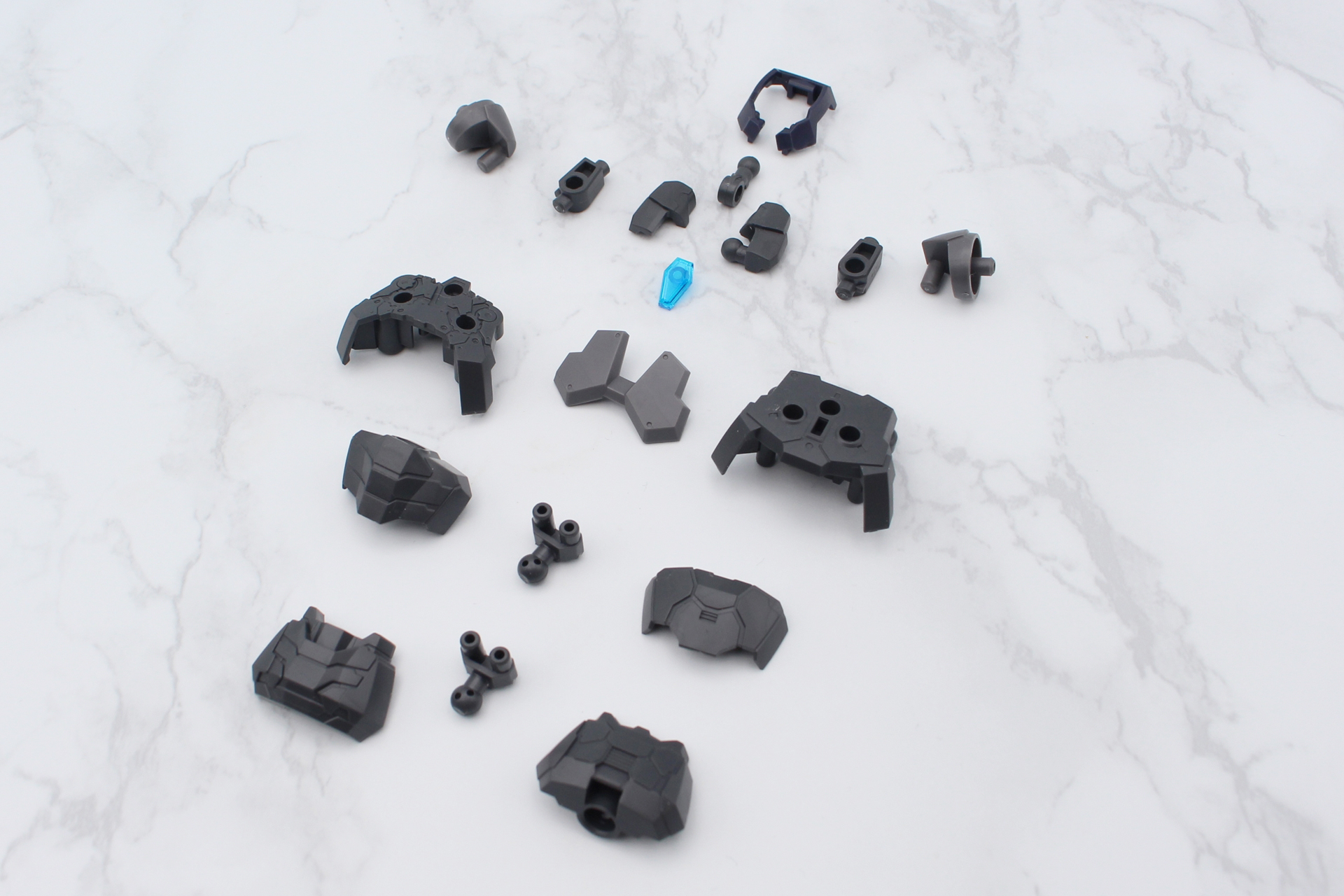 胴体の組み立て。本体のグレーはわずかに色合いの異なるツートン、エレメントコアは水を表すクリアブルー