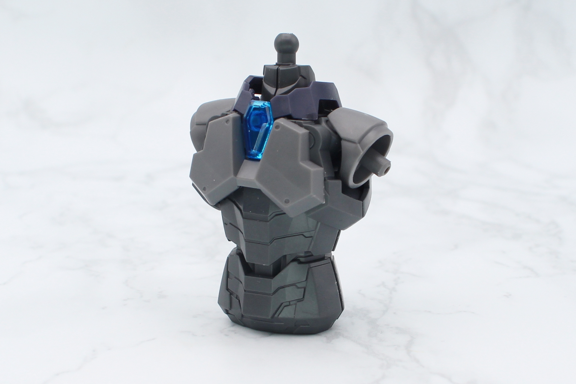 胴体の組み立て。本体のグレーはわずかに色合いの異なるツートン、エレメントコアは水を表すクリアブルー