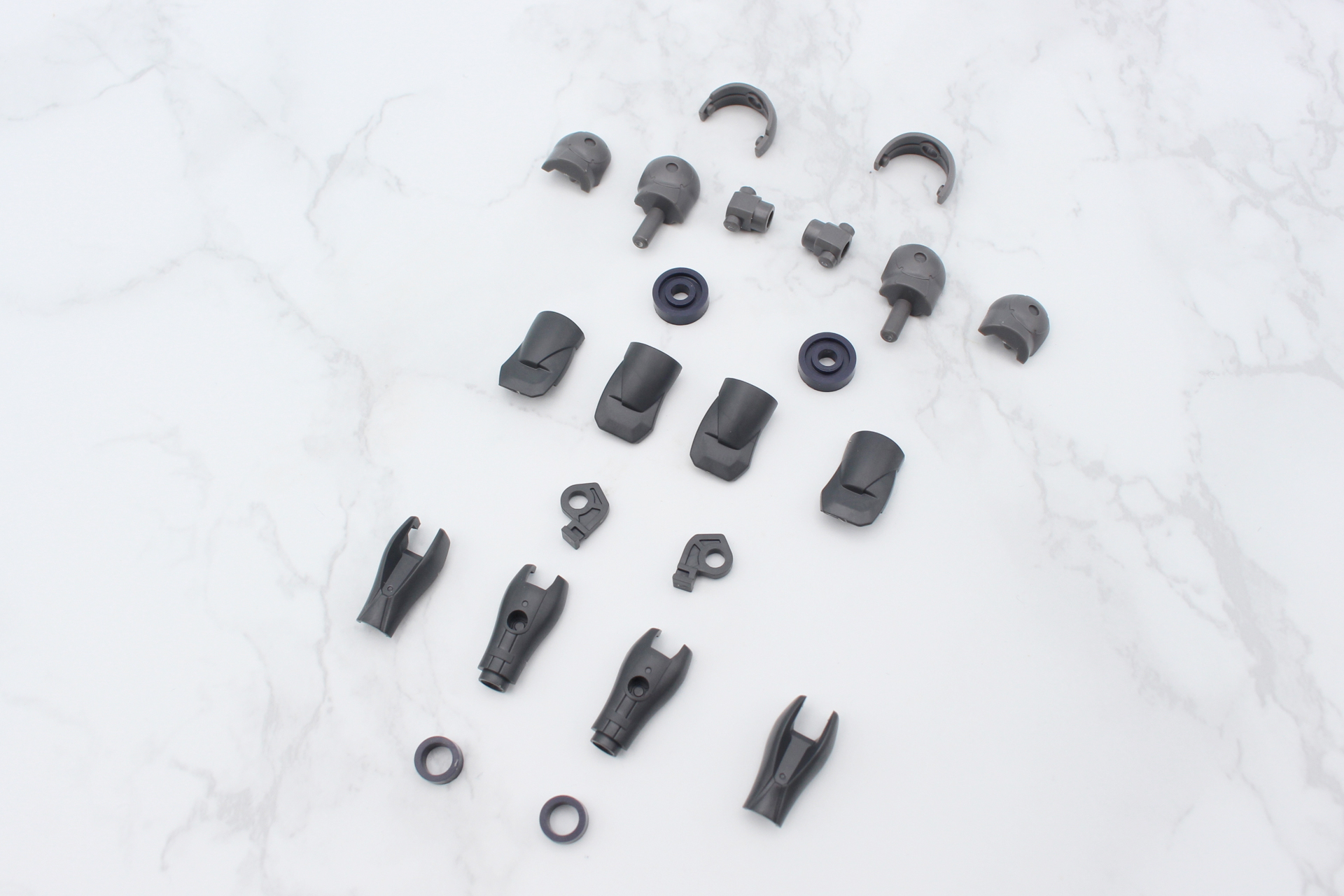 腕の組み立て。左右共通で、リングはグレーに近い濃紺だ