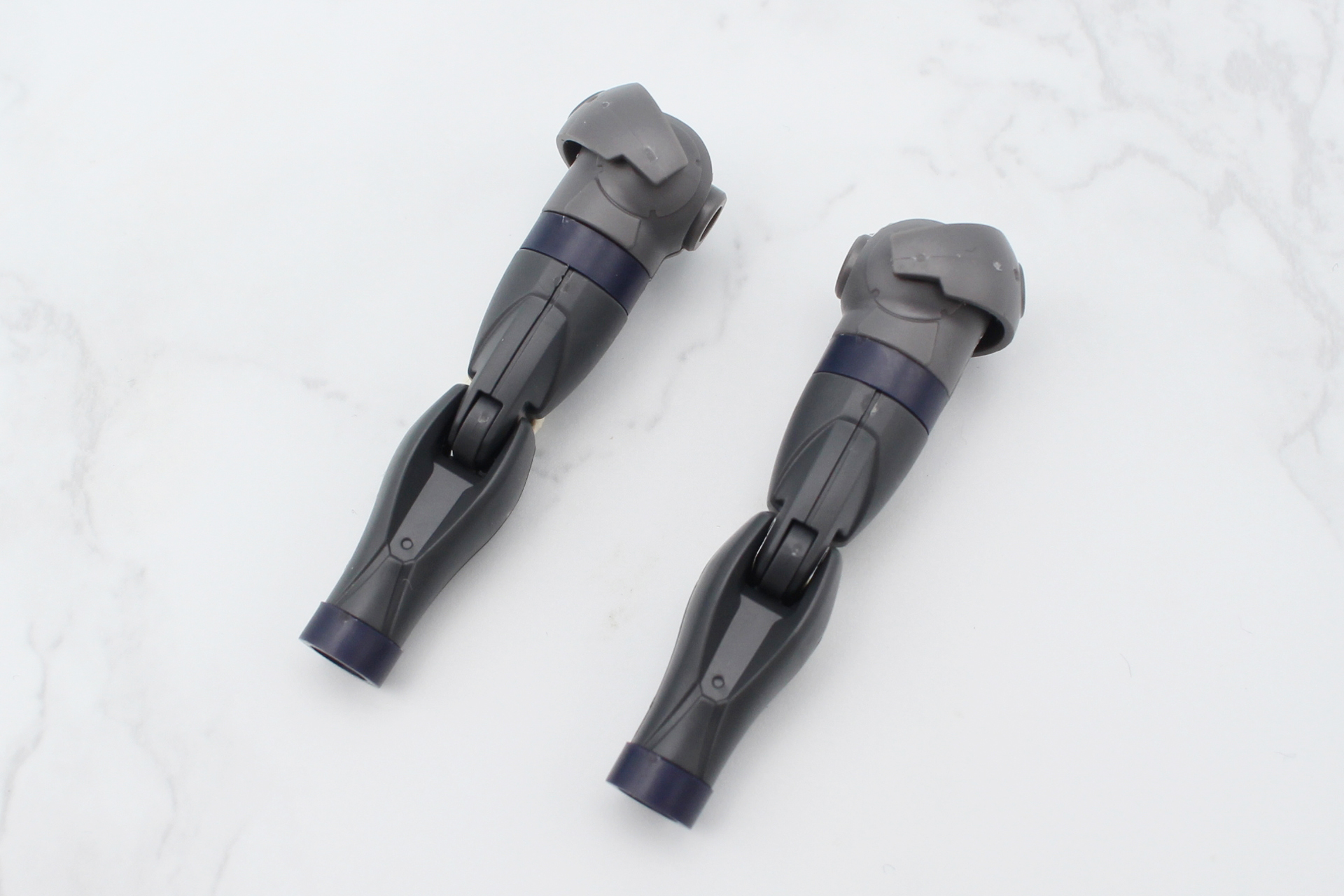 腕の組み立て。左右共通で、リングはグレーに近い濃紺だ