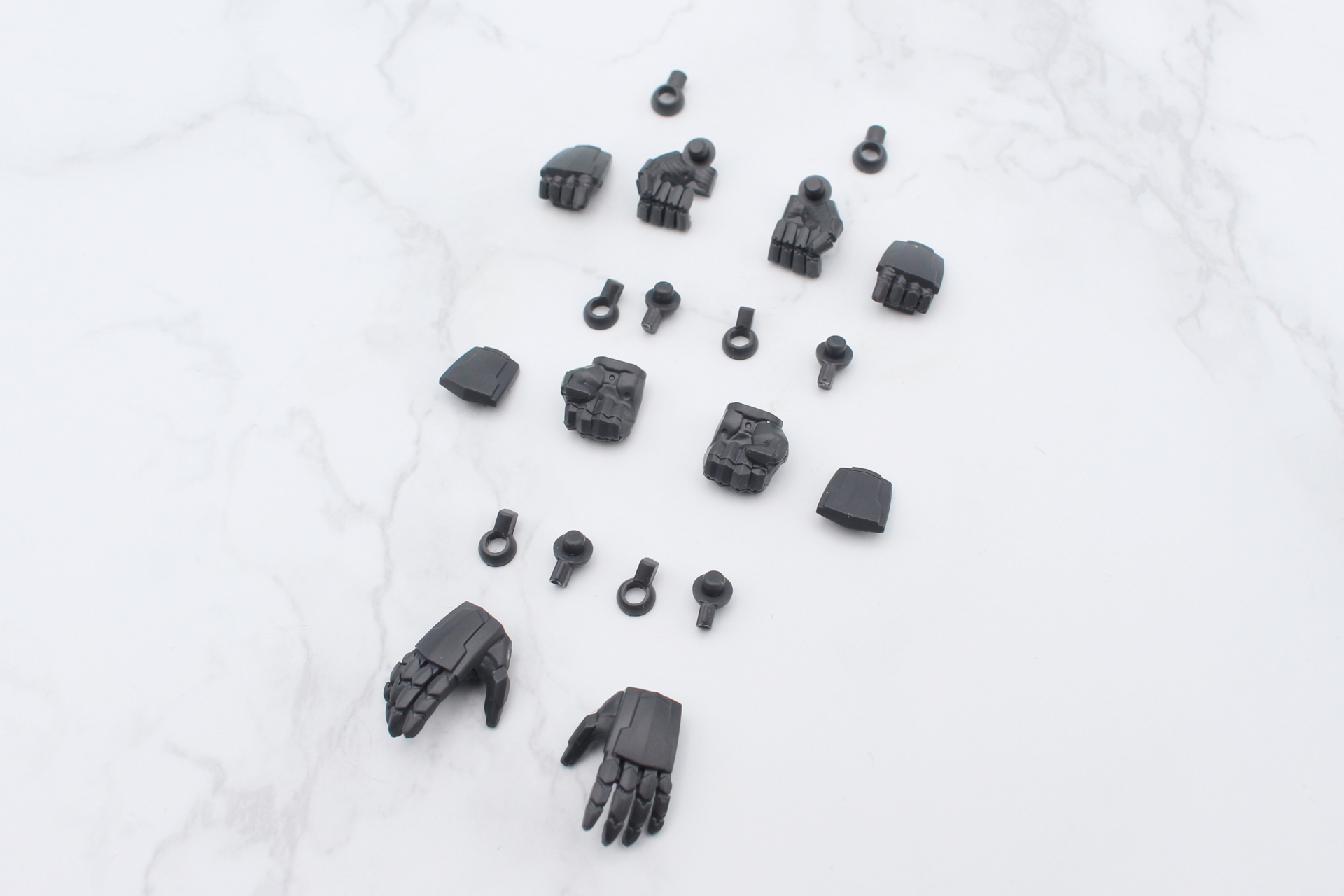 手首の組み立て。左右で3種類ずつ用意