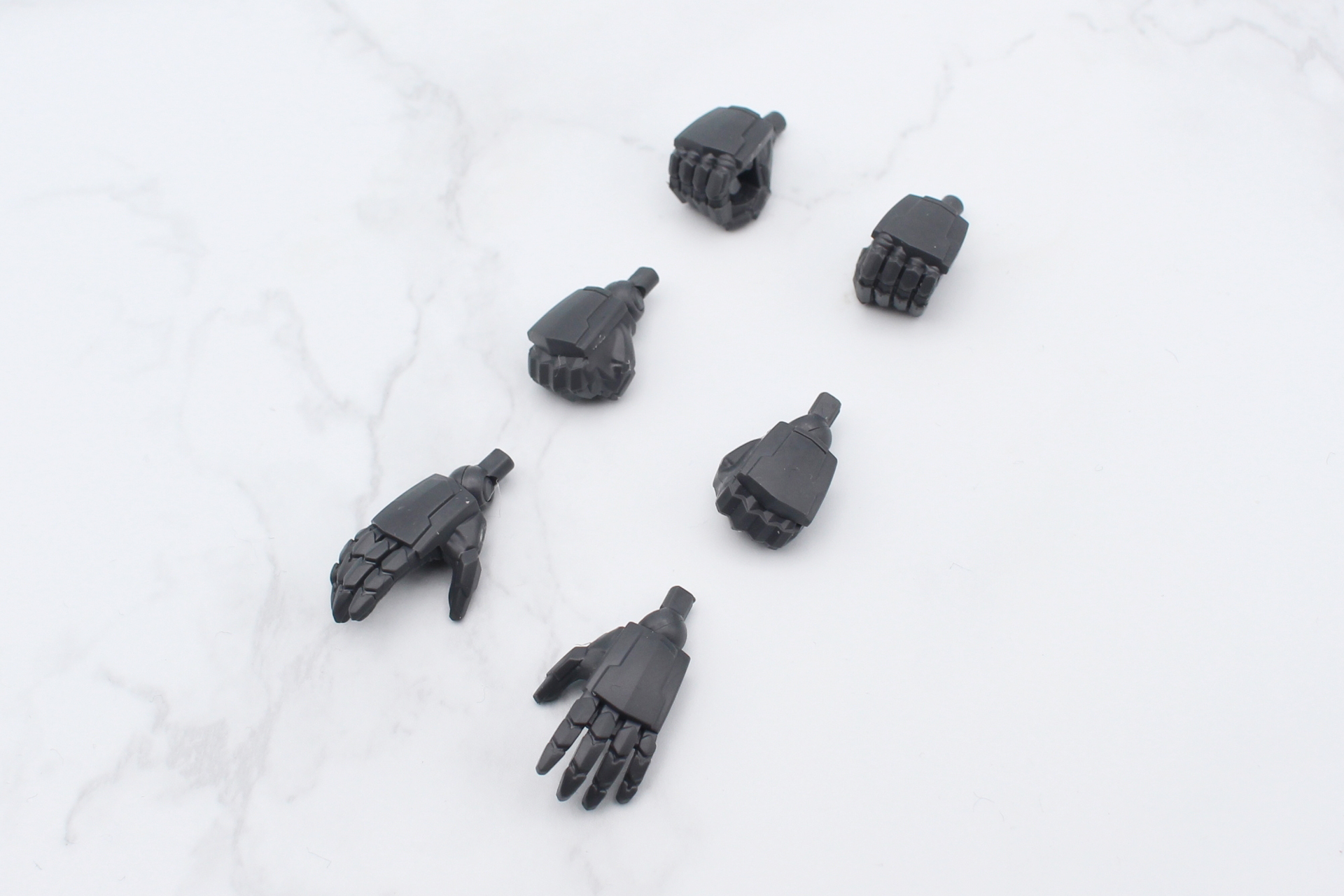 手首の組み立て。左右で3種類ずつ用意