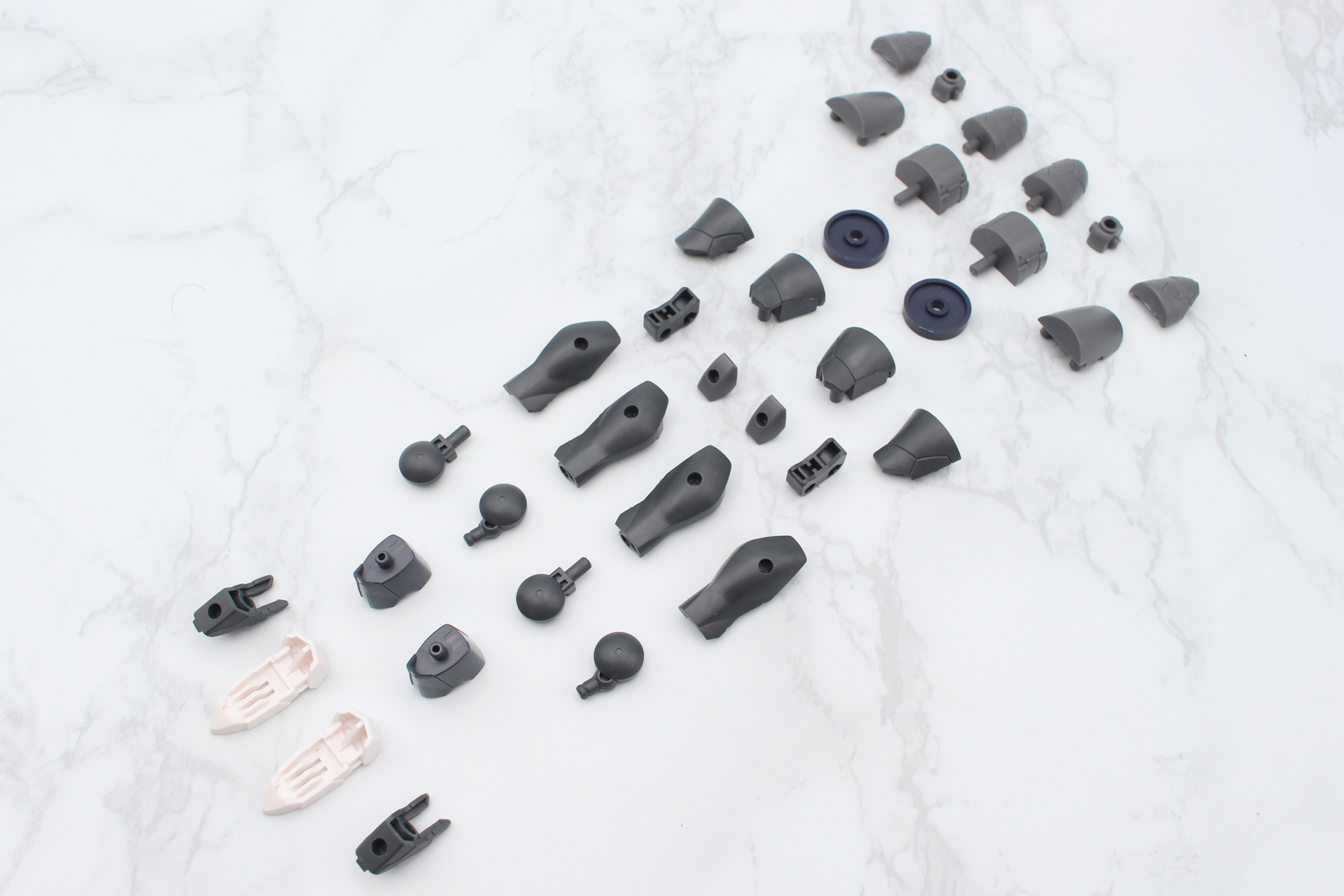 脚部の組み立て。足首と足先のパーツがアサシンオリジナルの設計