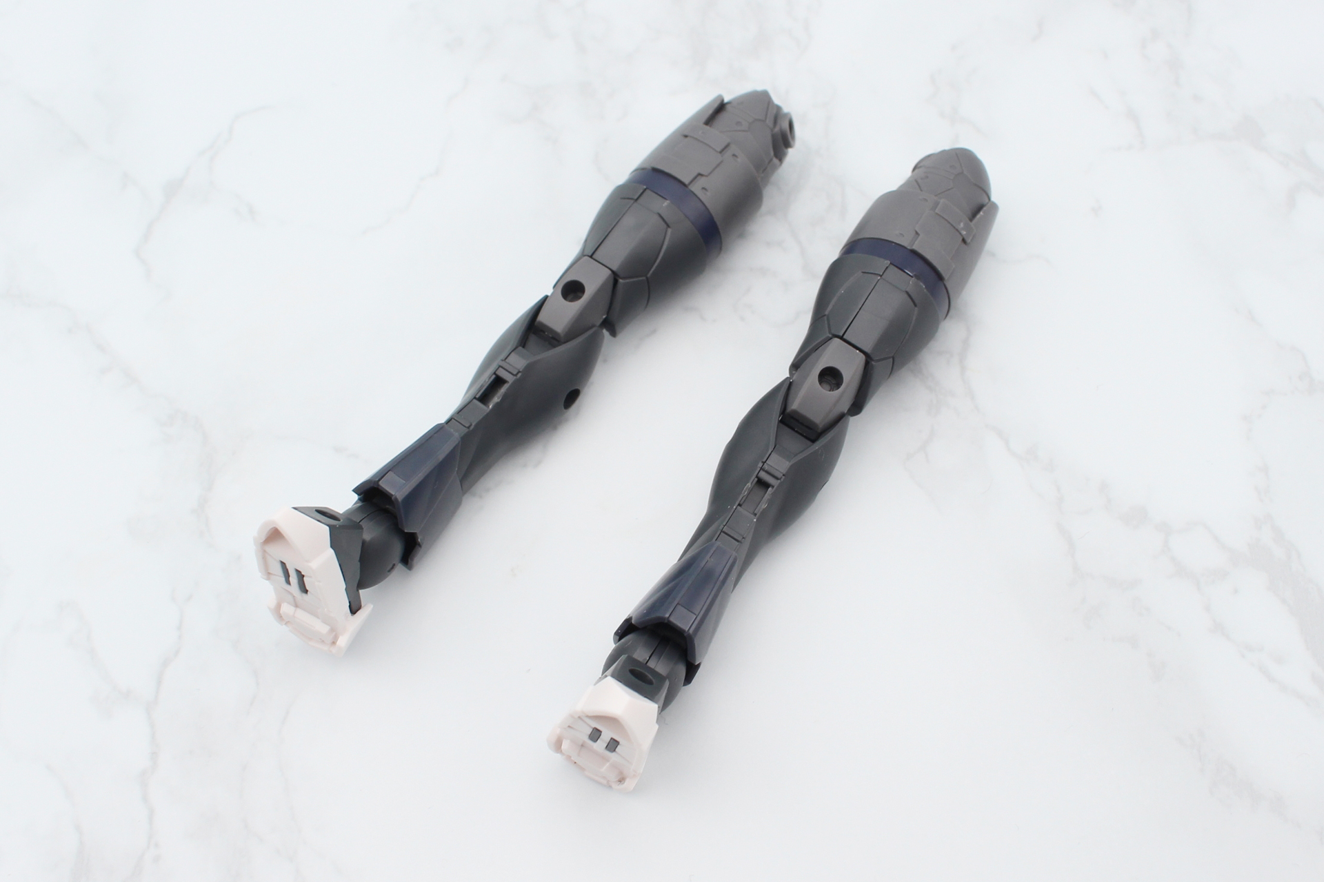 脚部の組み立て。足首と足先のパーツがアサシンオリジナルの設計