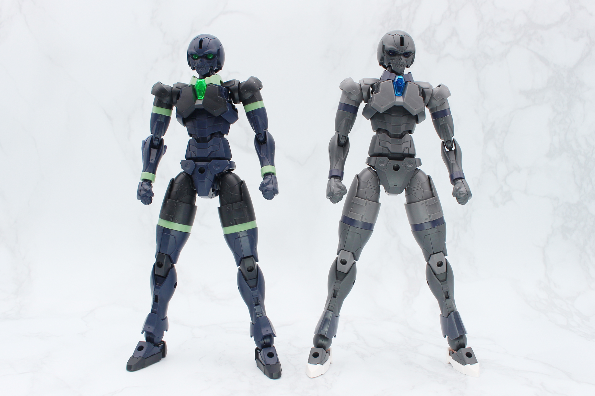 ローザンアーチャー（左）のシルエットとの比較。足首のパーツがわずかに長く、それに伴い身長が高くなっている