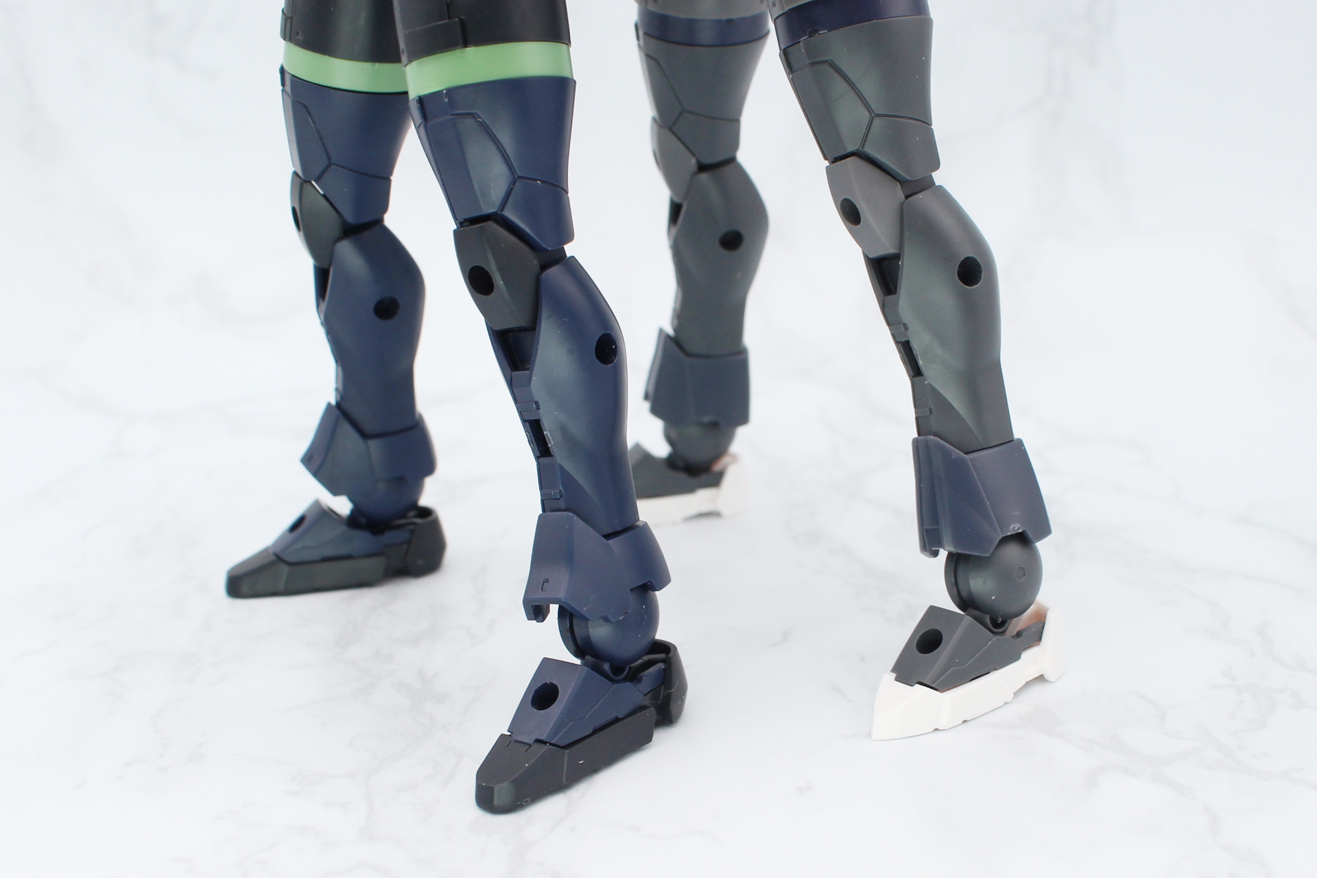 ローザンアーチャー（左）のシルエットとの比較。足首のパーツがわずかに長く、それに伴い身長が高くなっている