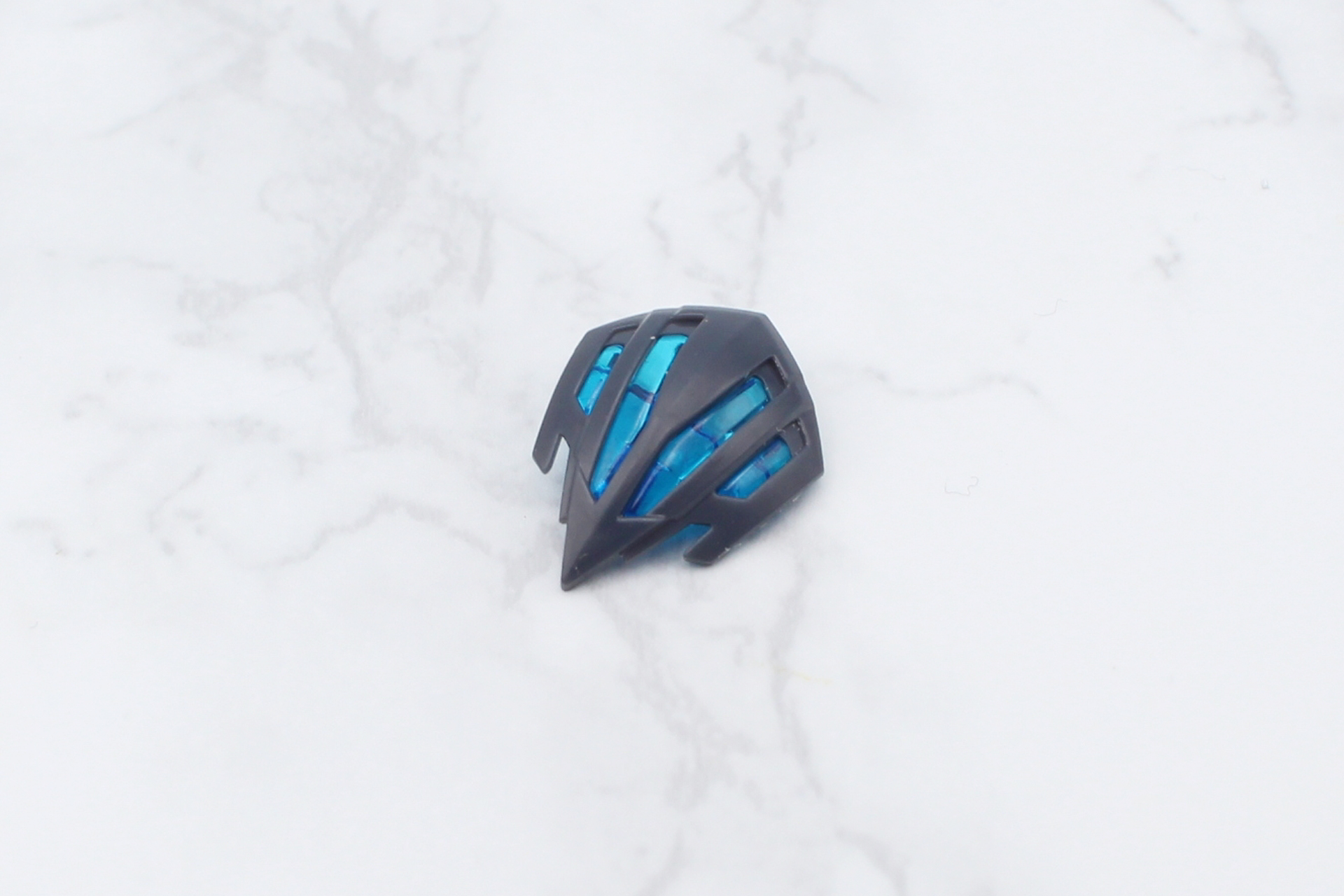 マスクの組み立て。額の穴に接続する