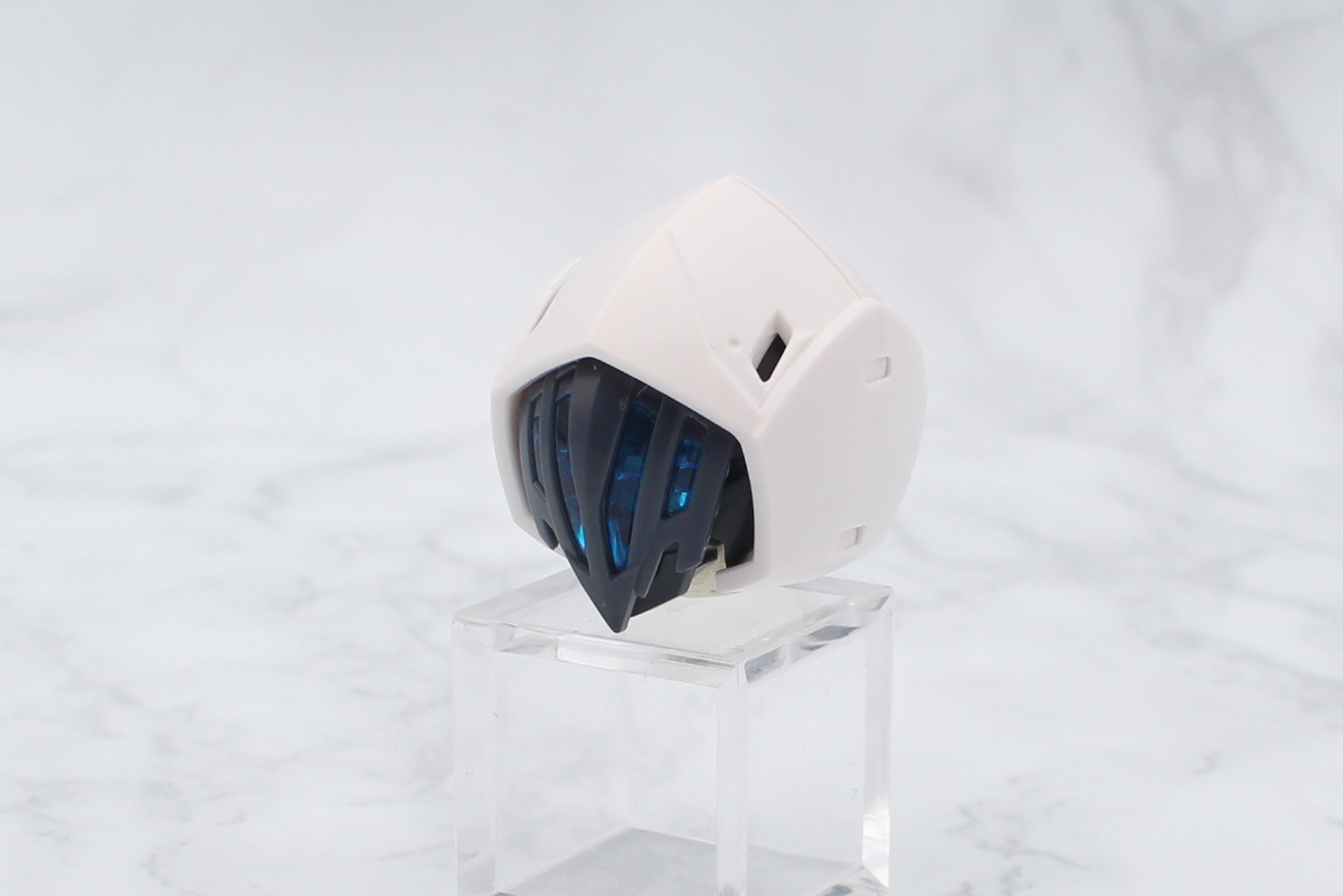 頭部アーマーを前後から取り付ける