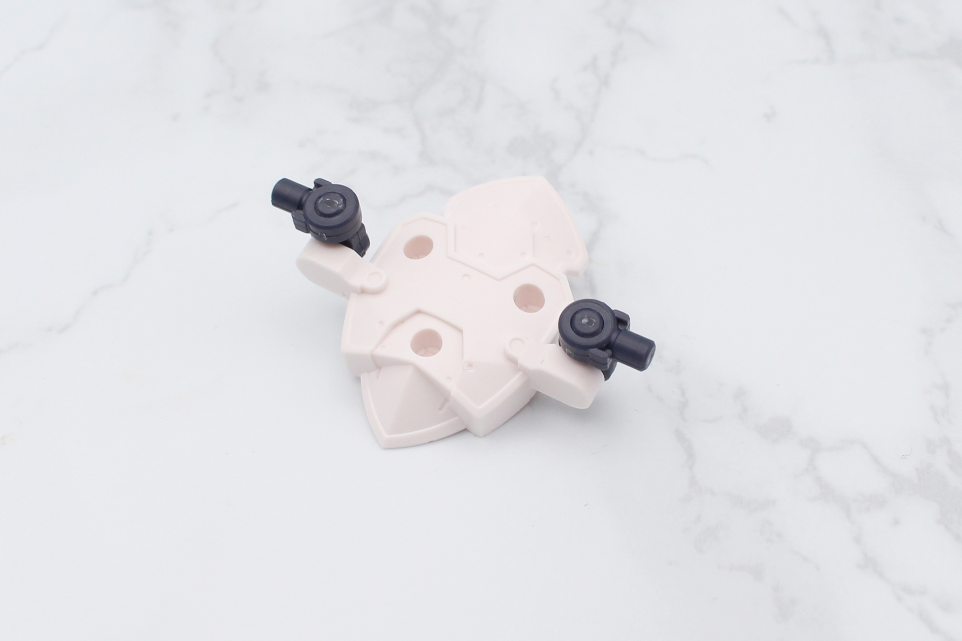 背面アーマーとハーネスを組み立てて背中に取り付ける