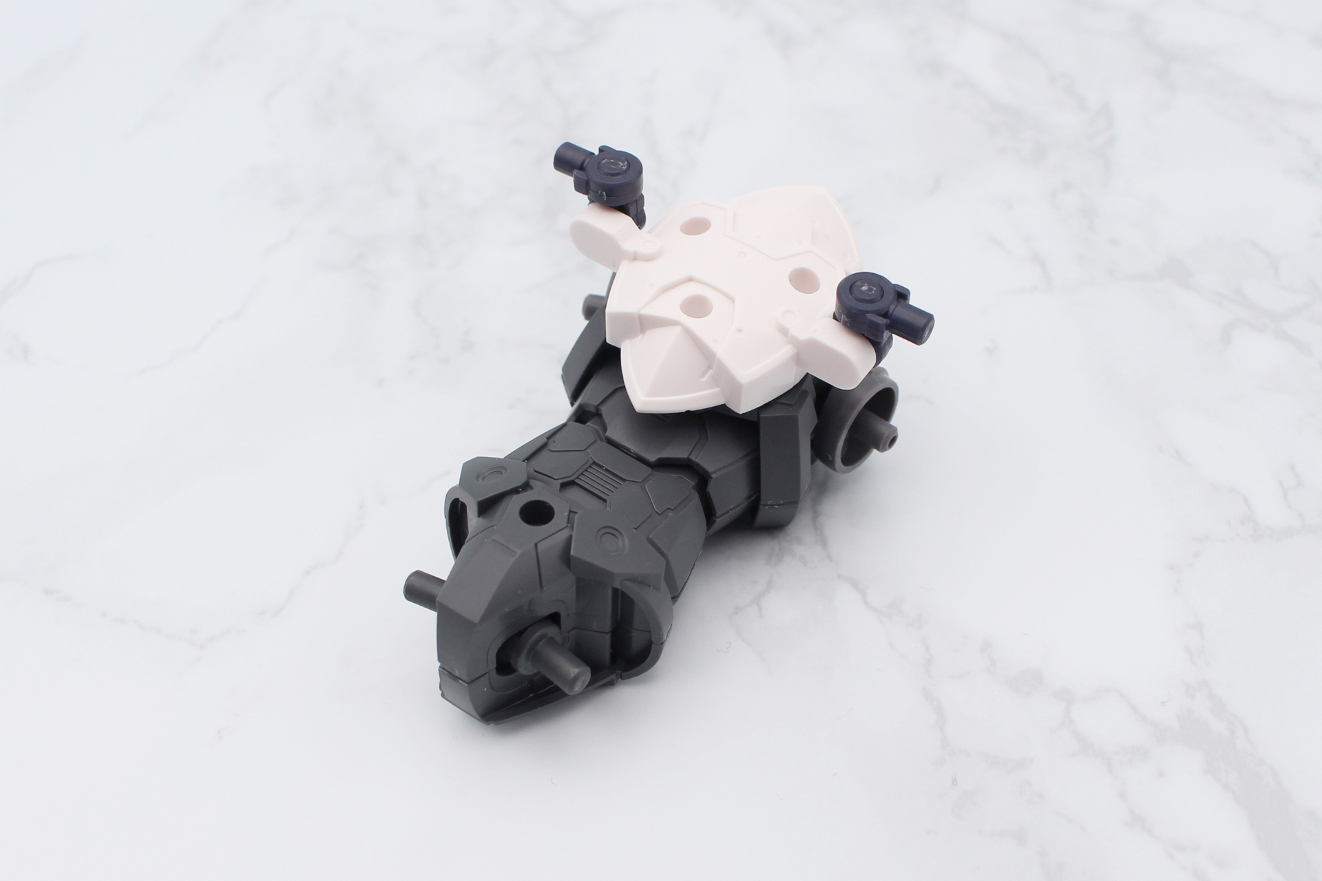 背面アーマーとハーネスを組み立てて背中に取り付ける