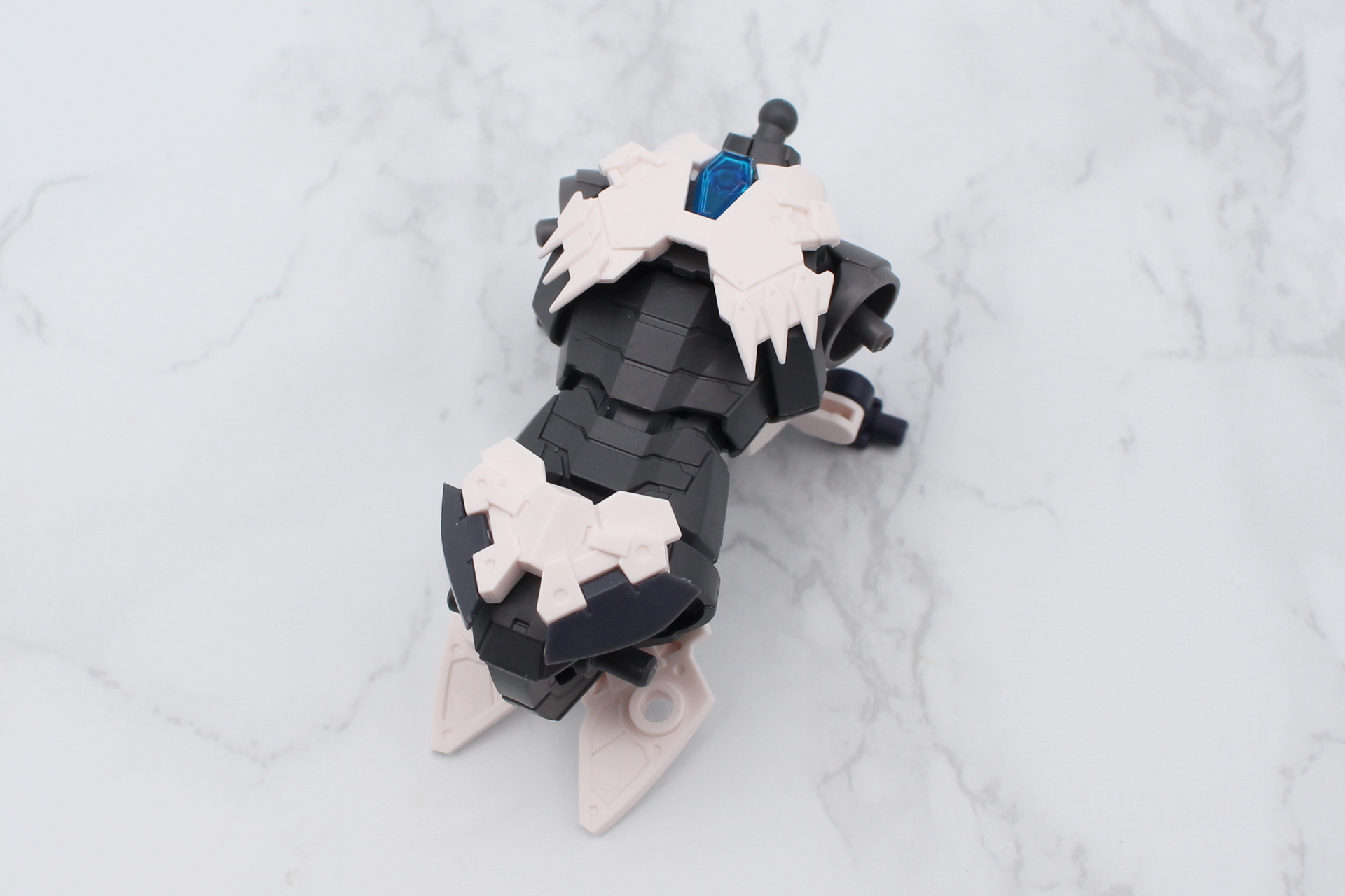 腰の前アーマーを組み立てて取り付ける。後ろのアーマーは1パーツ