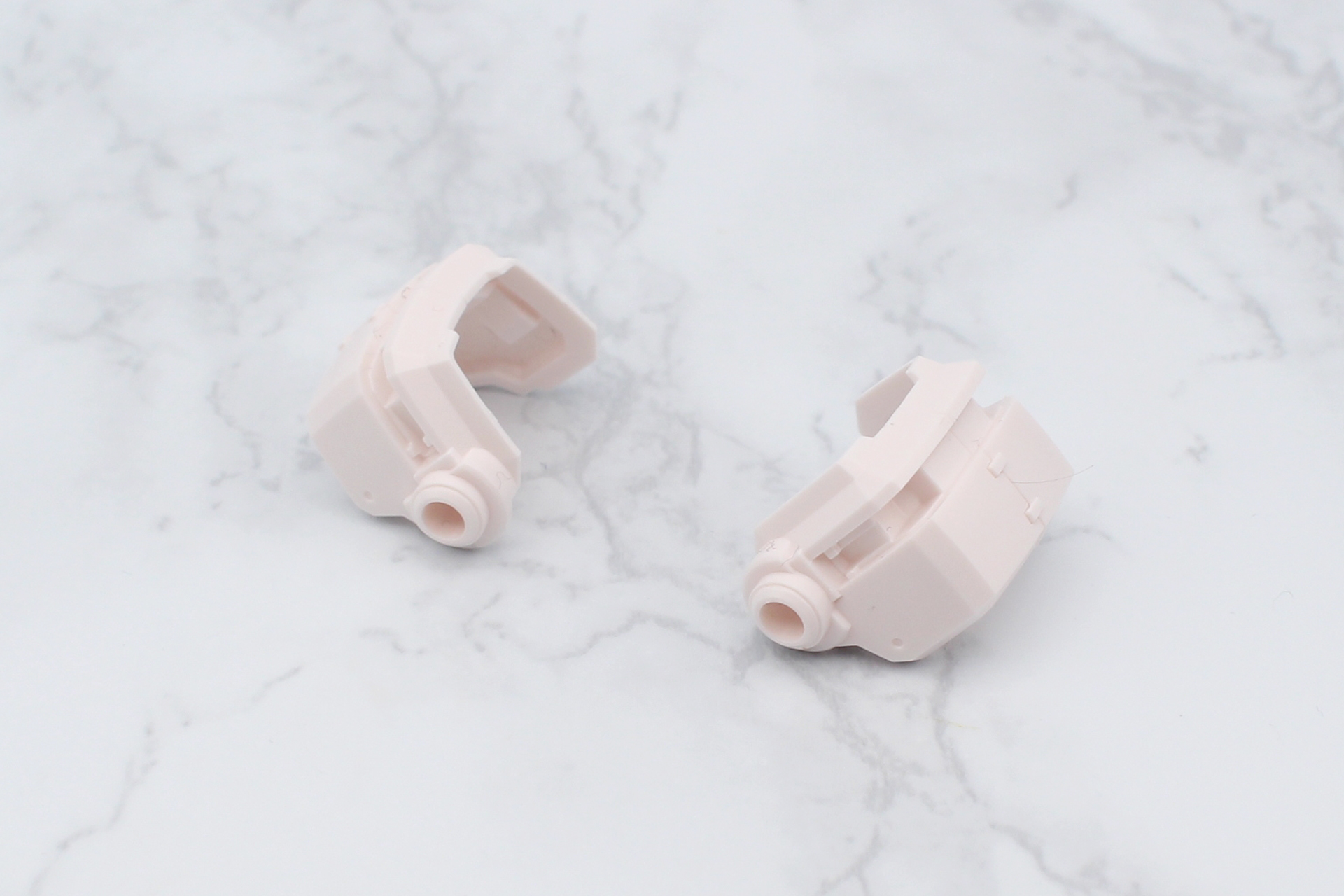 肩のアーマーを組み立てて、ハーネスに取り付ける