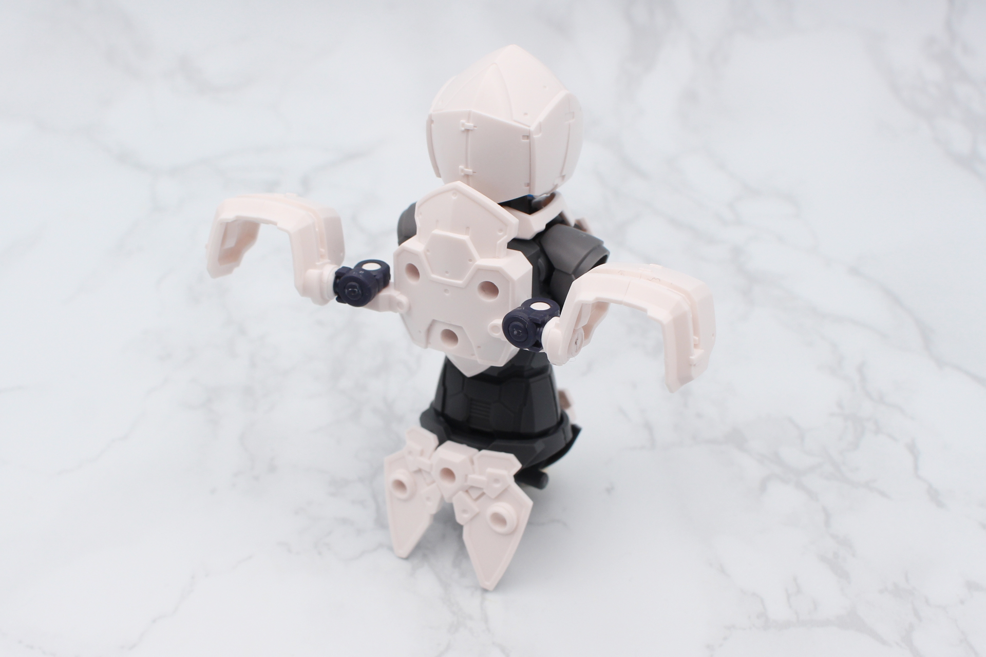 肩のアーマーを組み立てて、ハーネスに取り付ける