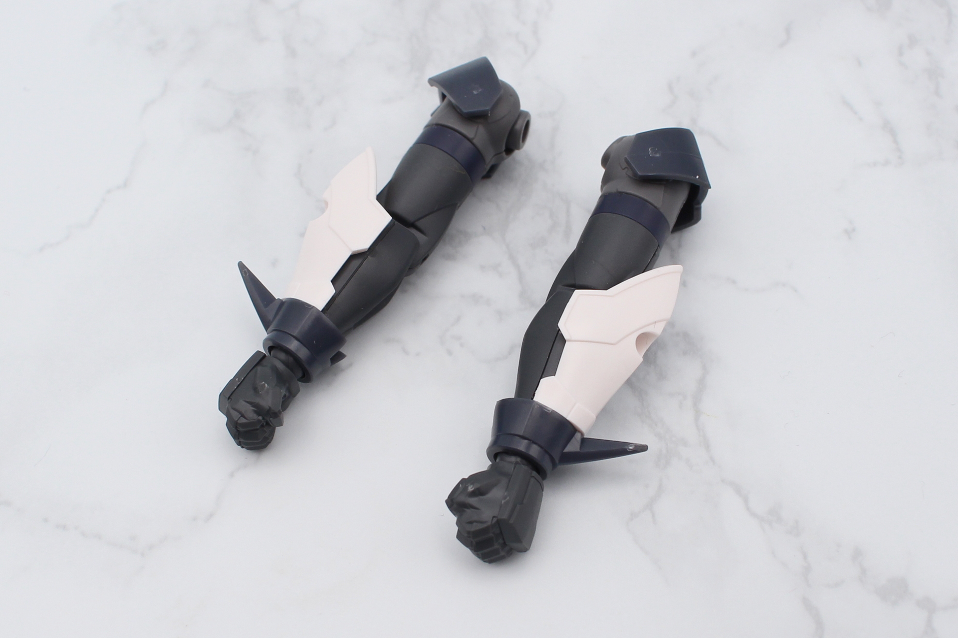 肩にインナーのアーマーを、前腕にアーマーをそれぞれ取り付けて、手首のリングを交換する