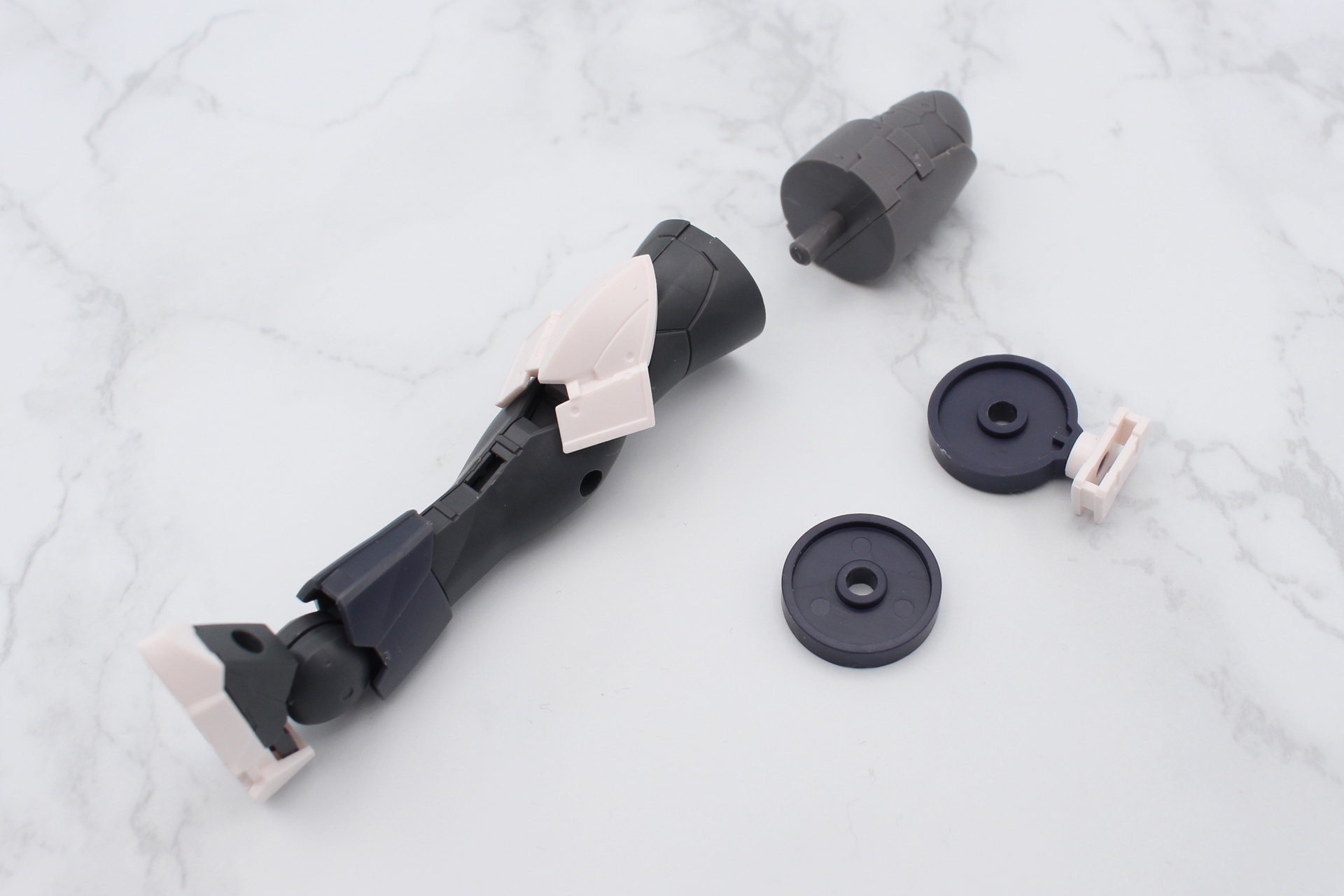 膝にアーマーを取り付け、ホルスターを取り付けたリングに交換する