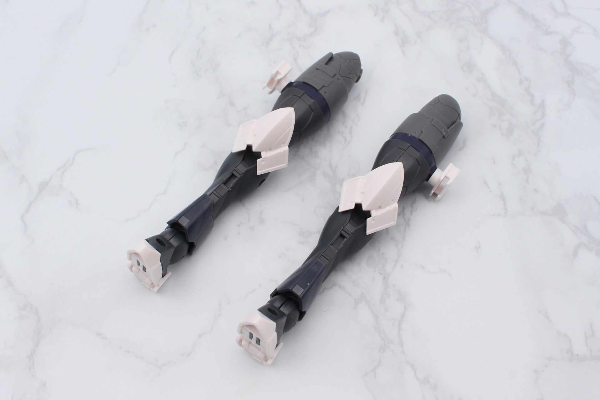 膝にアーマーを取り付け、ホルスターを取り付けたリングに交換する