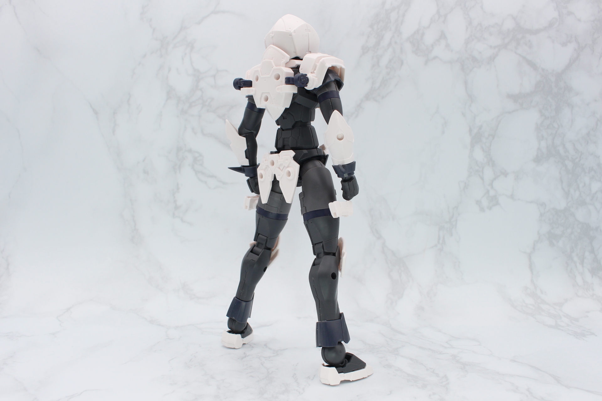 肩アーマーを被せてローザンアサシンの完成