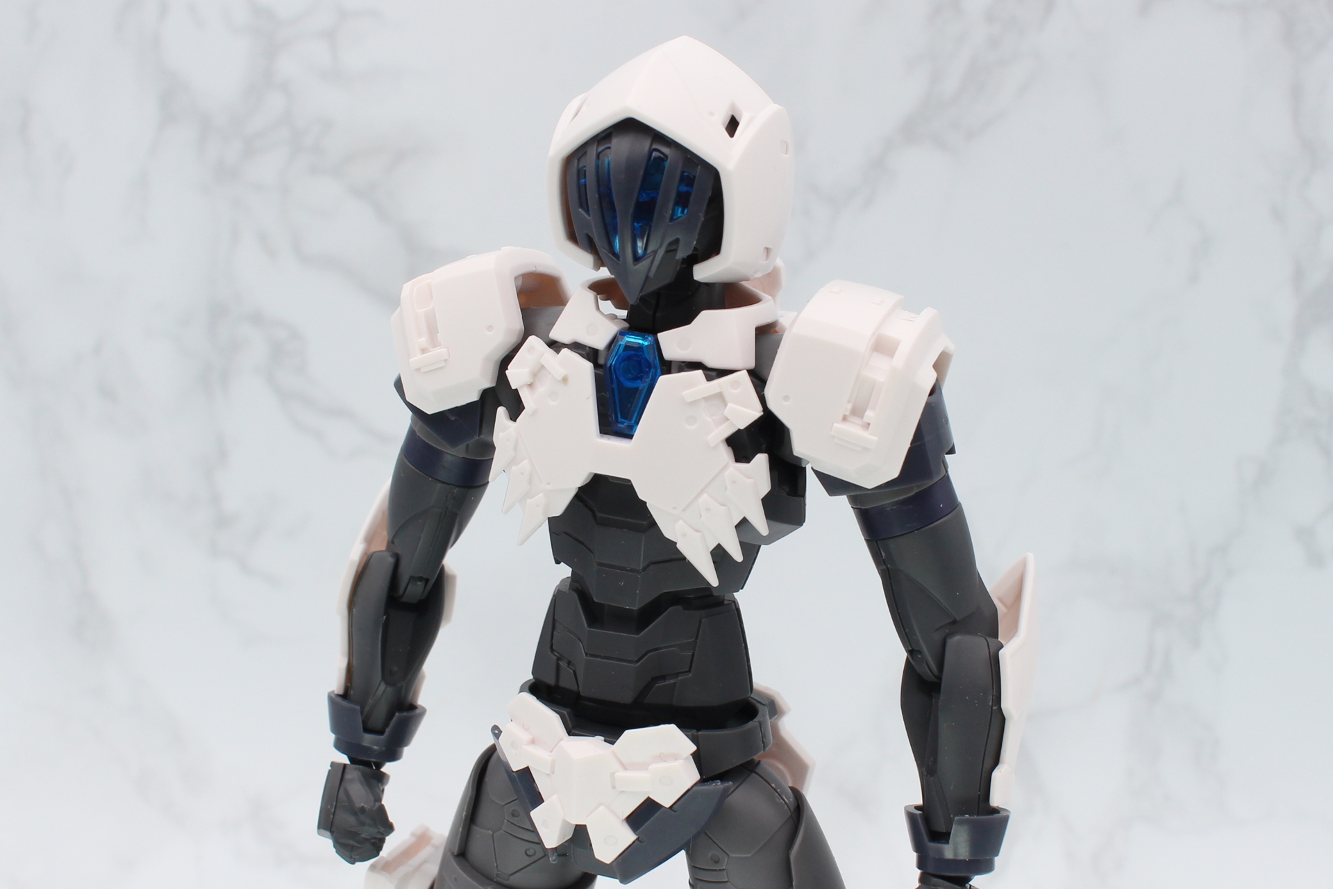 縦にスリットが入った表情のないマスクが不気味だ