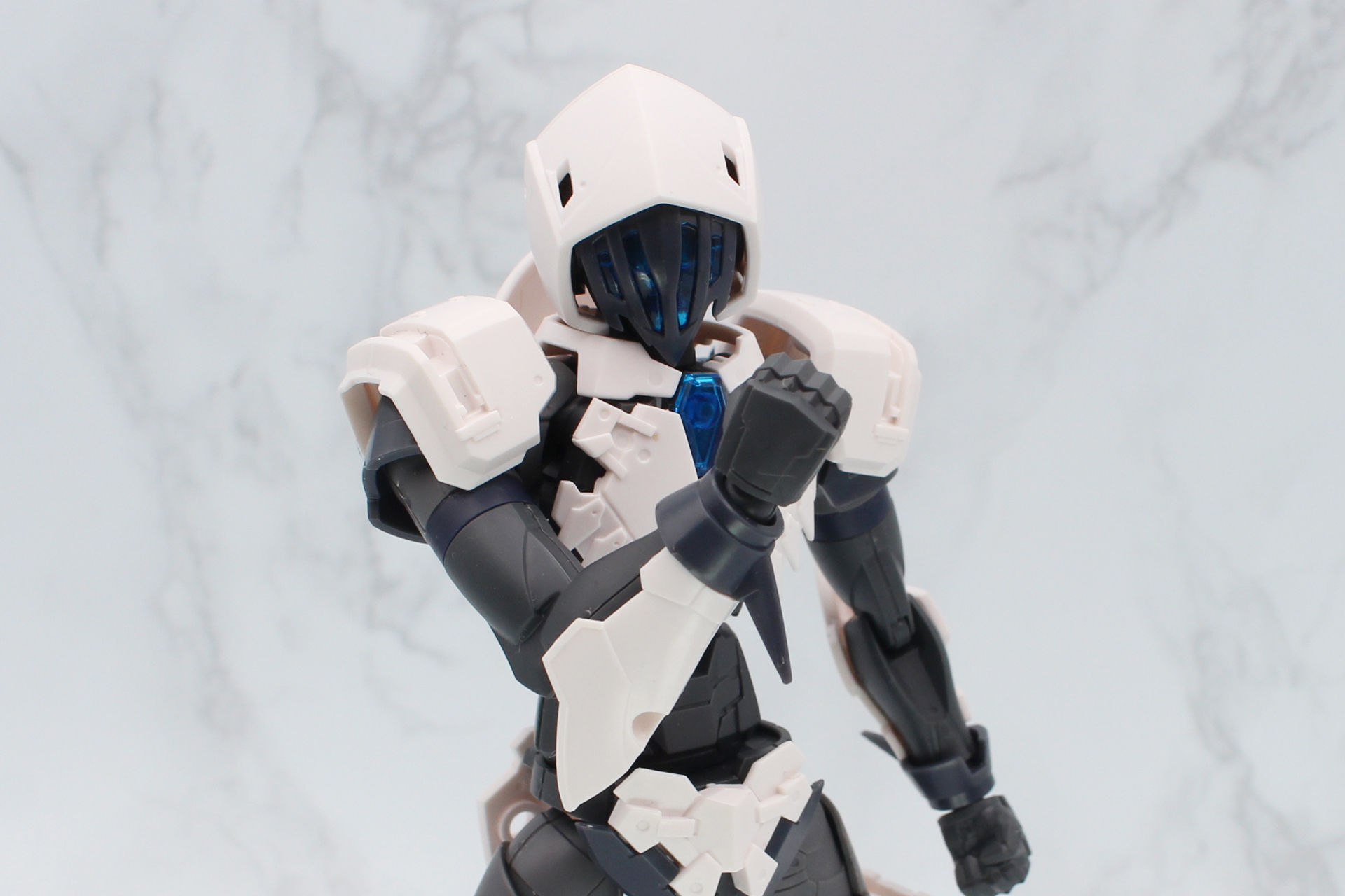 手首のリングには小さなブレードが付いている