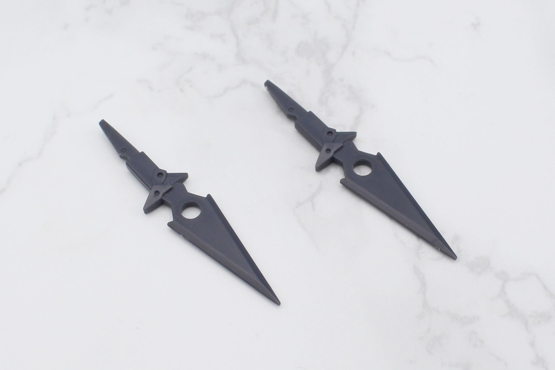 武器はクナイのようなナイフが2本。それぞれ1パーツの構成