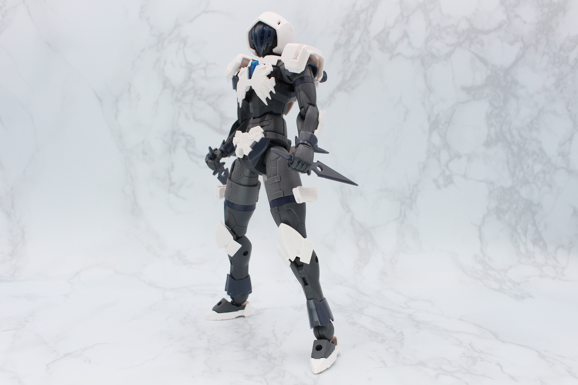 装備するとアサシンのイメージが強まる。順手でも逆手でも持てる