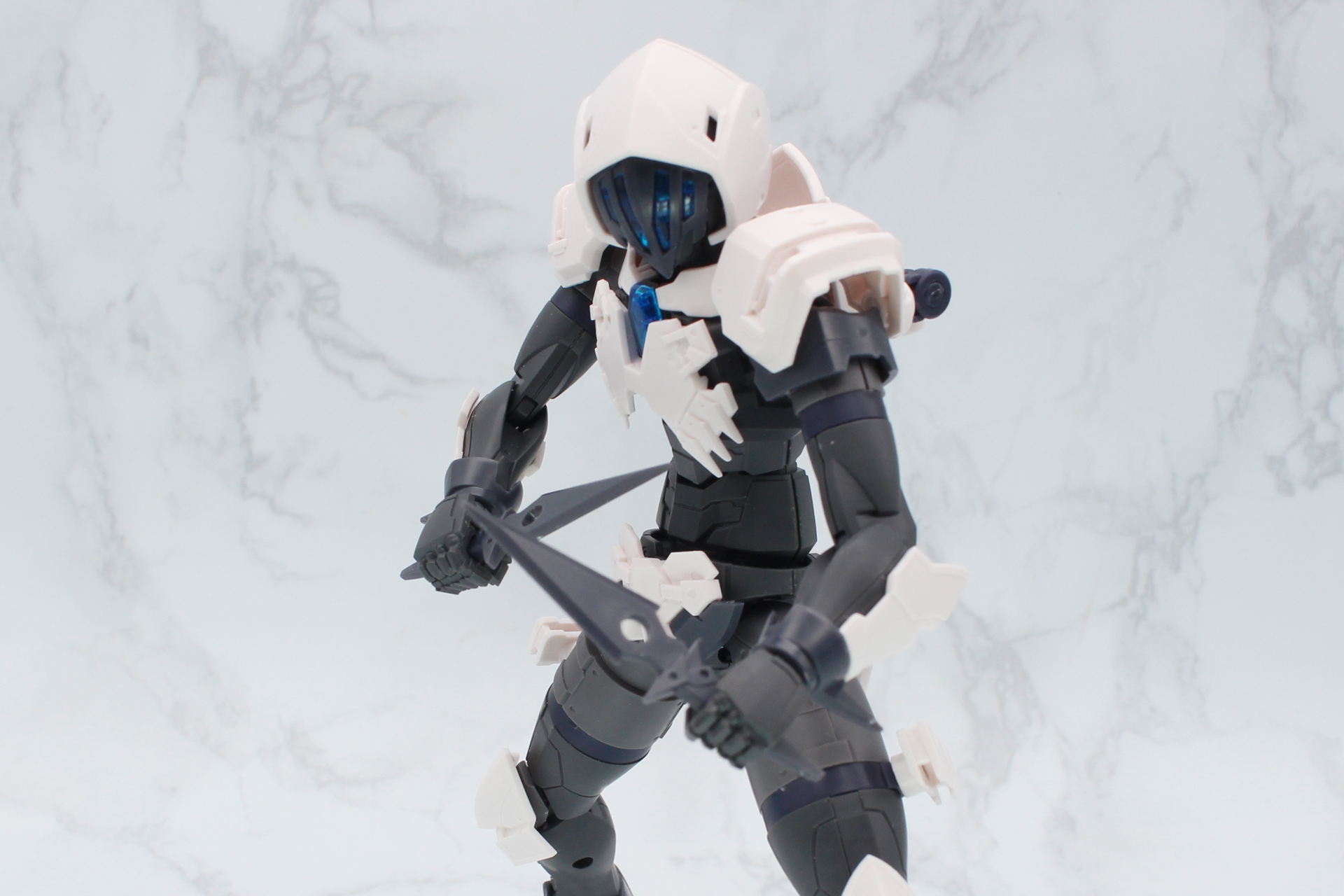 装備するとアサシンのイメージが強まる。順手でも逆手でも持てる