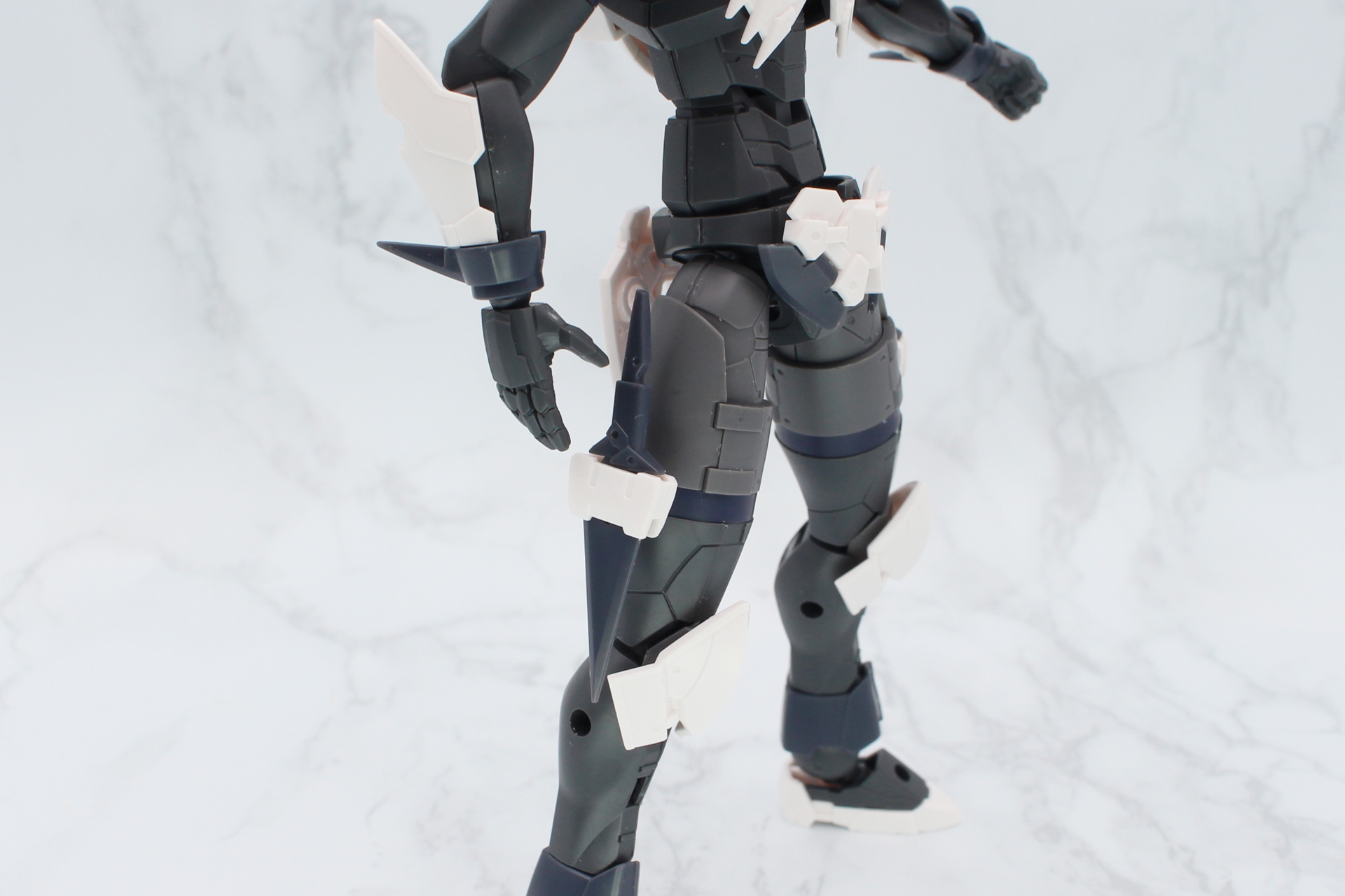 ナイフは左右脚部のホルスターに収納できる