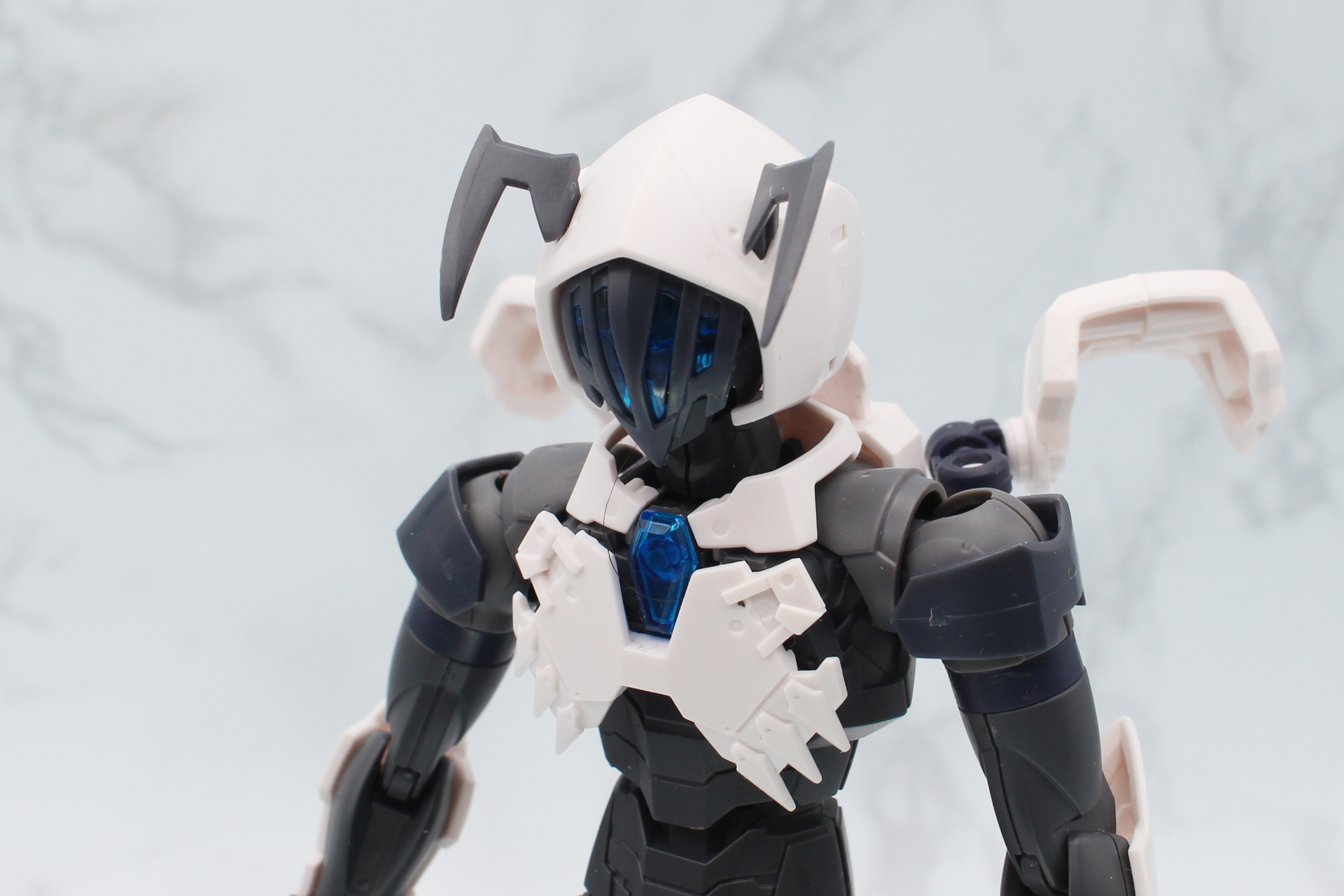 頭部に飾りを取り付ける