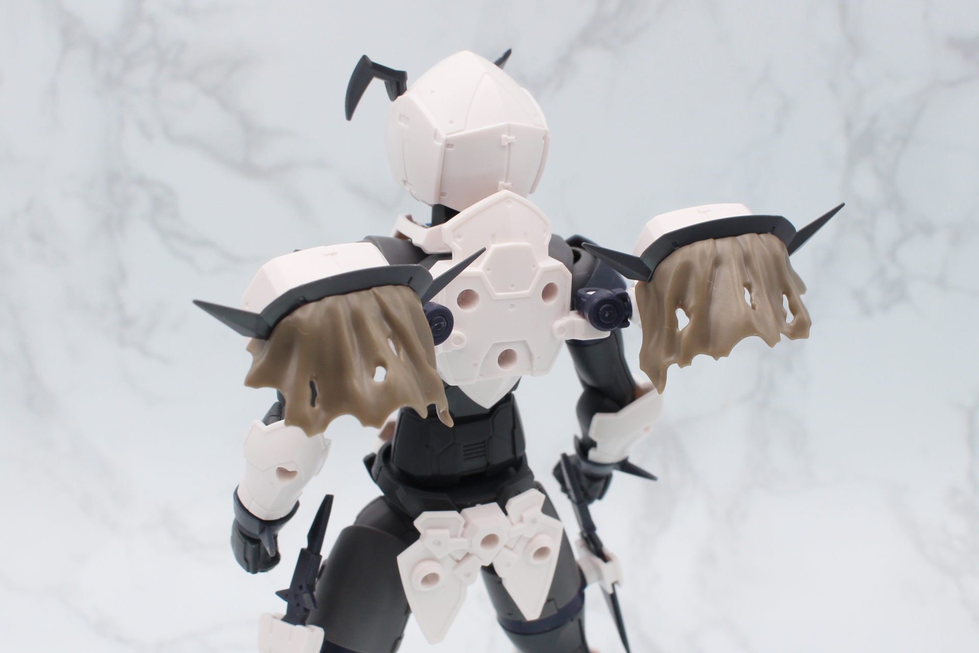 肩アーマーに2種の飾りを取り付ける